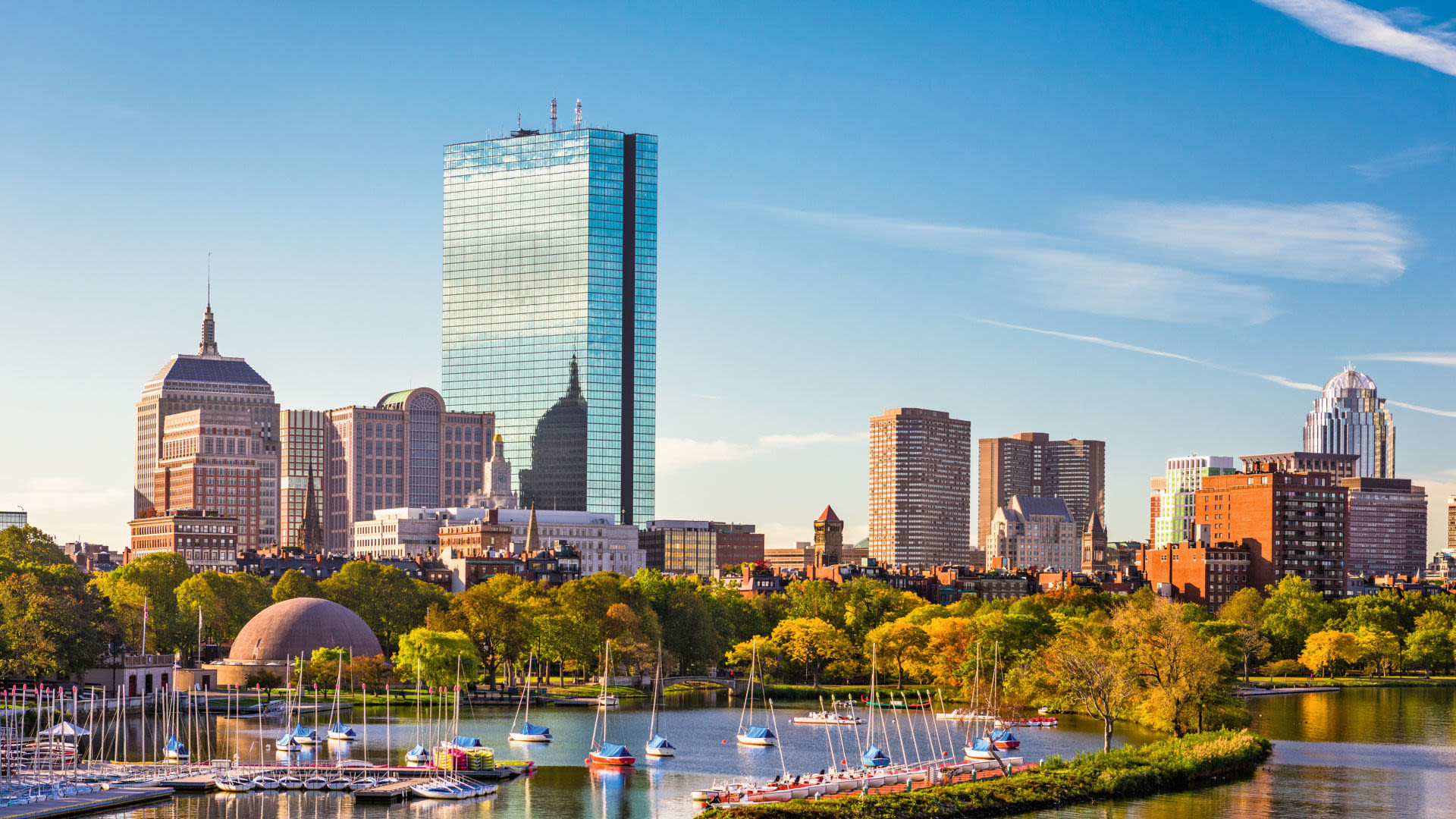 Boston Skyline mit Segelbooten auf dem Charles River bei Sonnenschein.