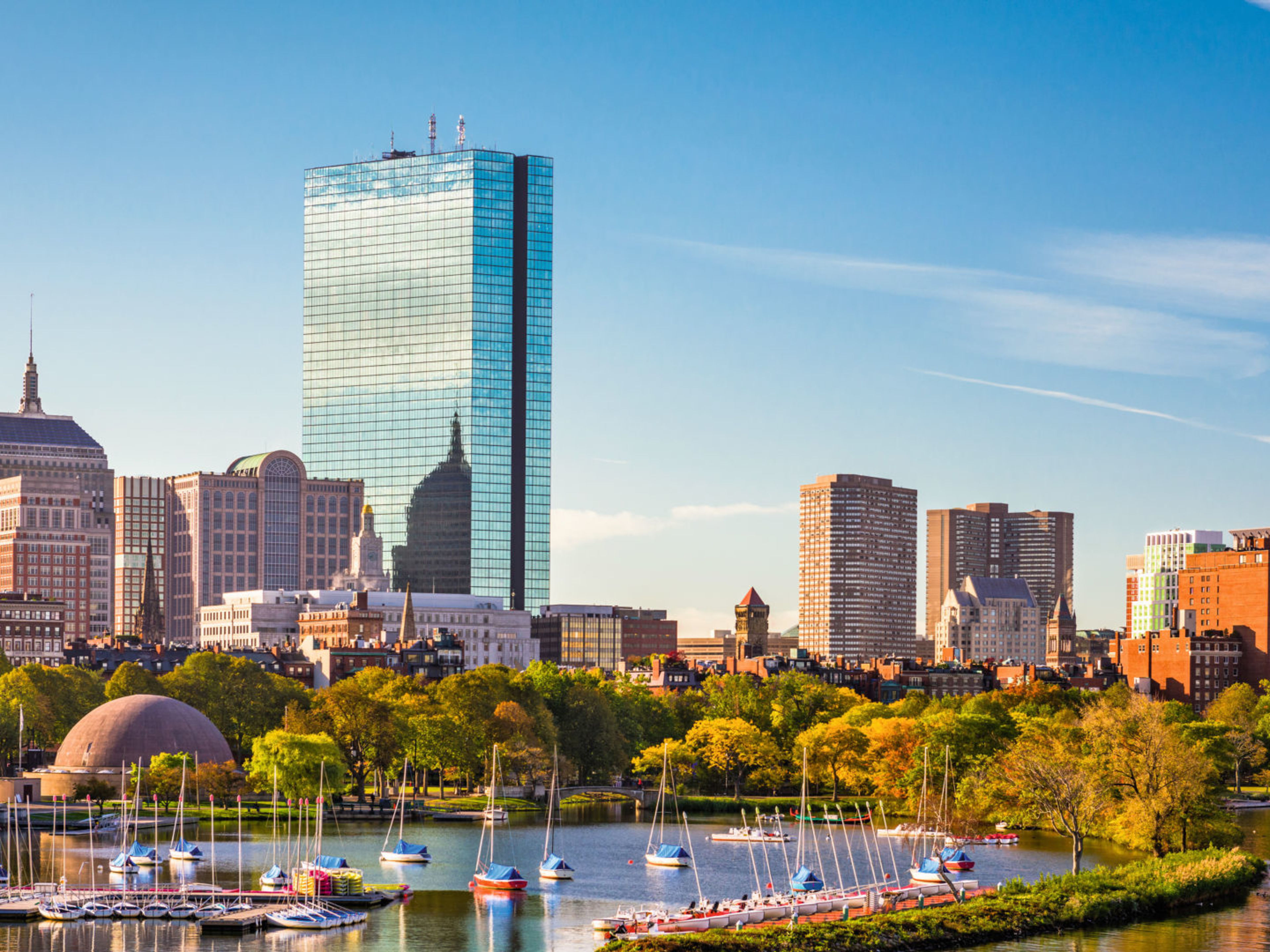 Boston Skyline mit Segelbooten auf dem Charles River bei Sonnenschein. Boston Skyline mit Segelbooten auf dem Charles River bei Sonnenschein.