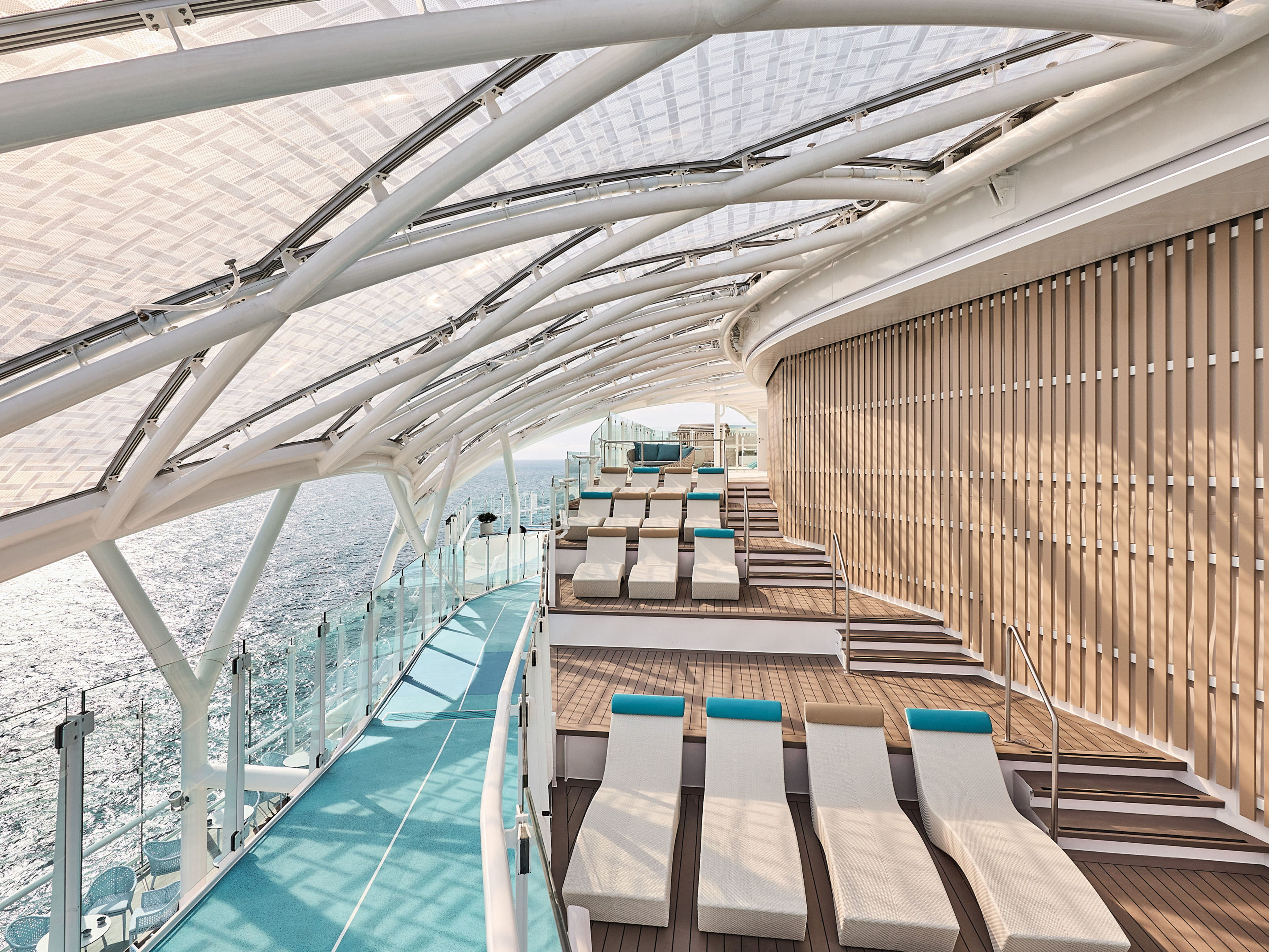 Sonnendeck mit Liegestühlen auf Kreuzfahrtschiff der Mein Schiff® Flotte. Sonnendeck mit Liegestühlen auf Kreuzfahrtschiff der Mein Schiff® Flotte.