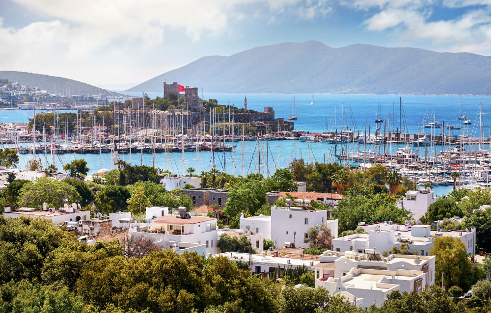 Blick auf Bodrum mit Burg, Yachten und blauem Meer. Blick auf Bodrum mit Burg, Yachten und blauem Meer.