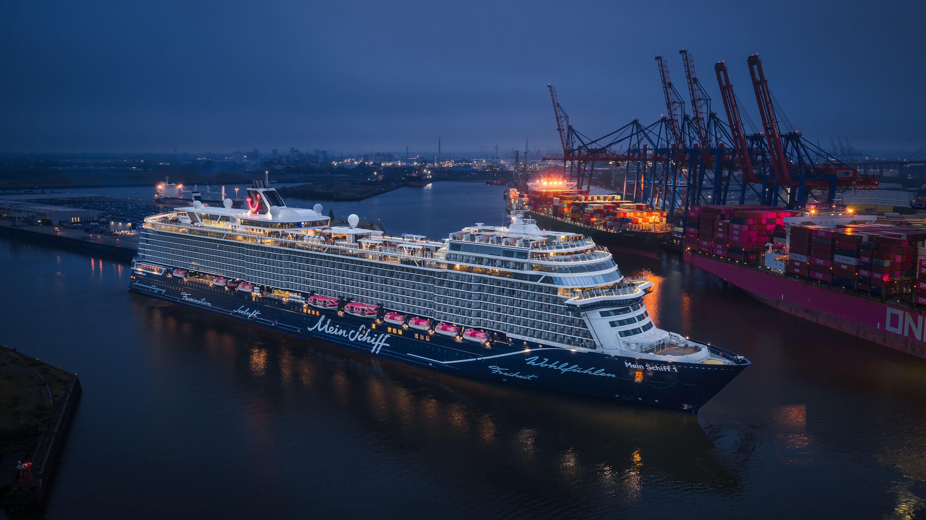 Kreuzfahrtschiff der Mein Schiff® Flotte im Hafen bei Nacht, beleuchtet. Kreuzfahrtschiff der Mein Schiff® Flotte im Hafen bei Nacht, beleuchtet.
