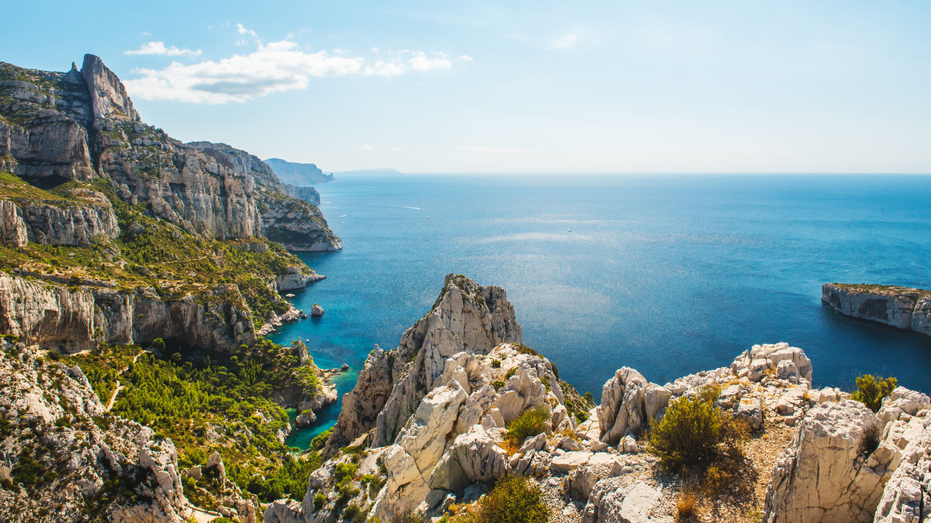 Küstenlandschaft der Calanques bei Marseille, blaues Meer, steile Felsen. Küstenlandschaft der Calanques bei Marseille, blaues Meer, steile Felsen.