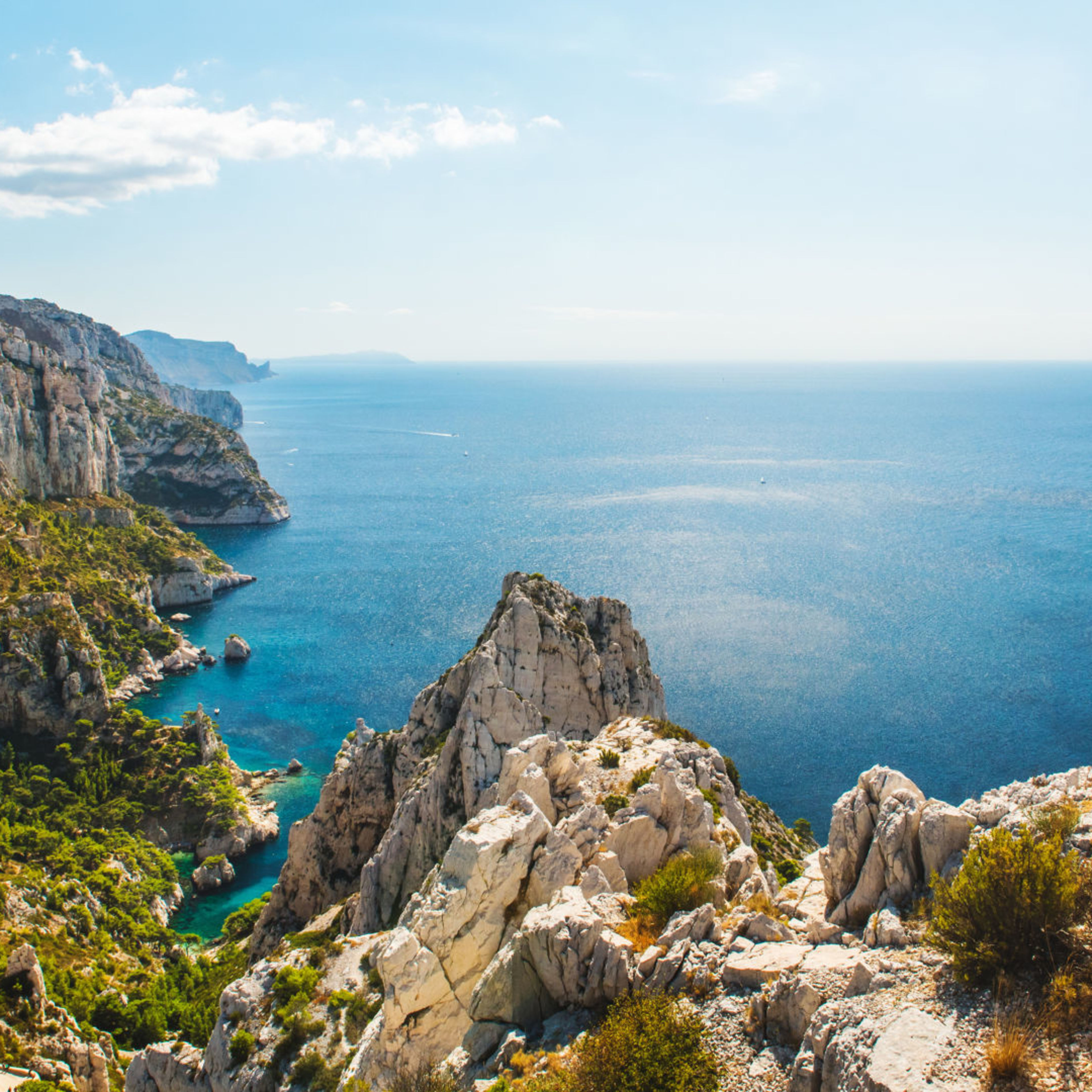 Küstenlandschaft der Calanques bei Marseille, blaues Meer, steile Felsen. Küstenlandschaft der Calanques bei Marseille, blaues Meer, steile Felsen.