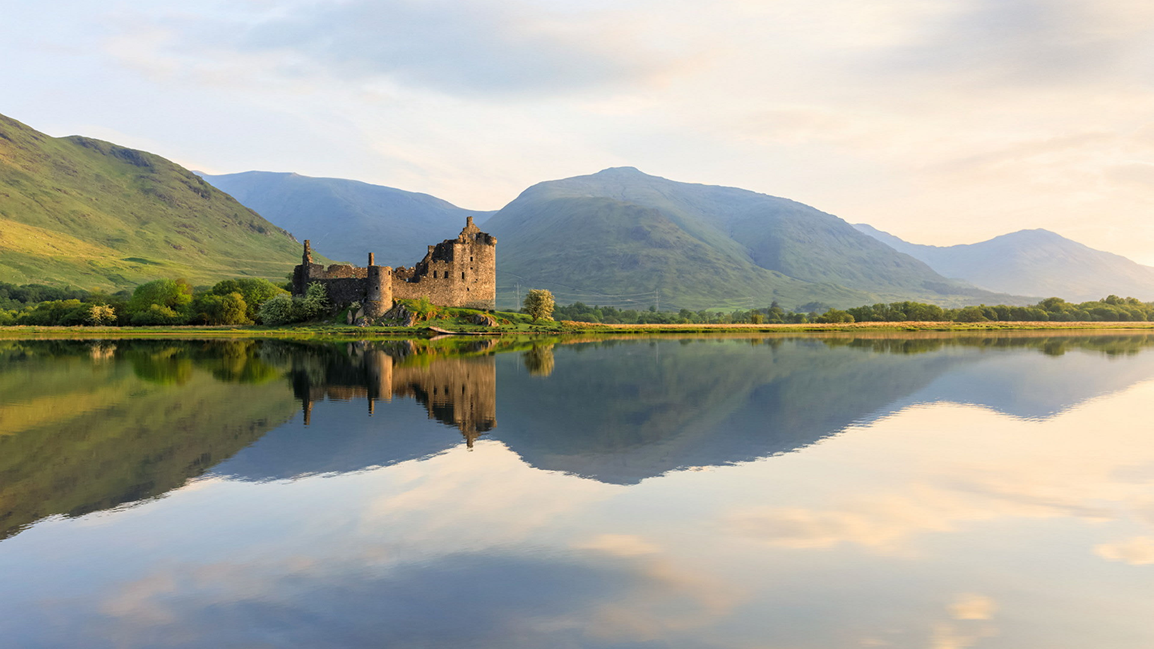 Kilchurn Castle am Loch Awe, Schottland, mit Bergen im Hintergrund. Kilchurn Castle am Loch Awe, Schottland, mit Bergen im Hintergrund.