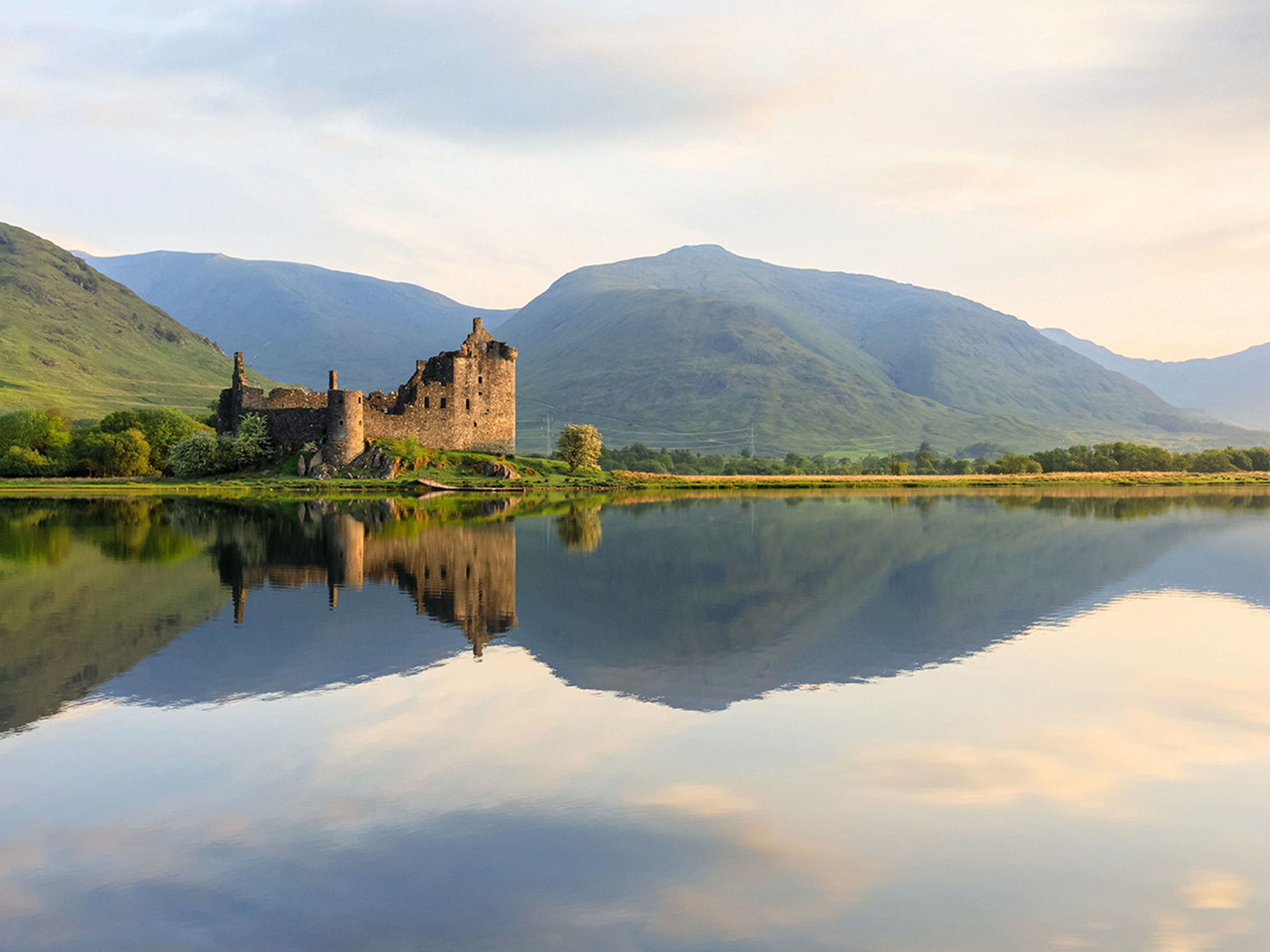 Kilchurn Castle am Loch Awe, Schottland, mit Bergen im Hintergrund. Kilchurn Castle am Loch Awe, Schottland, mit Bergen im Hintergrund.