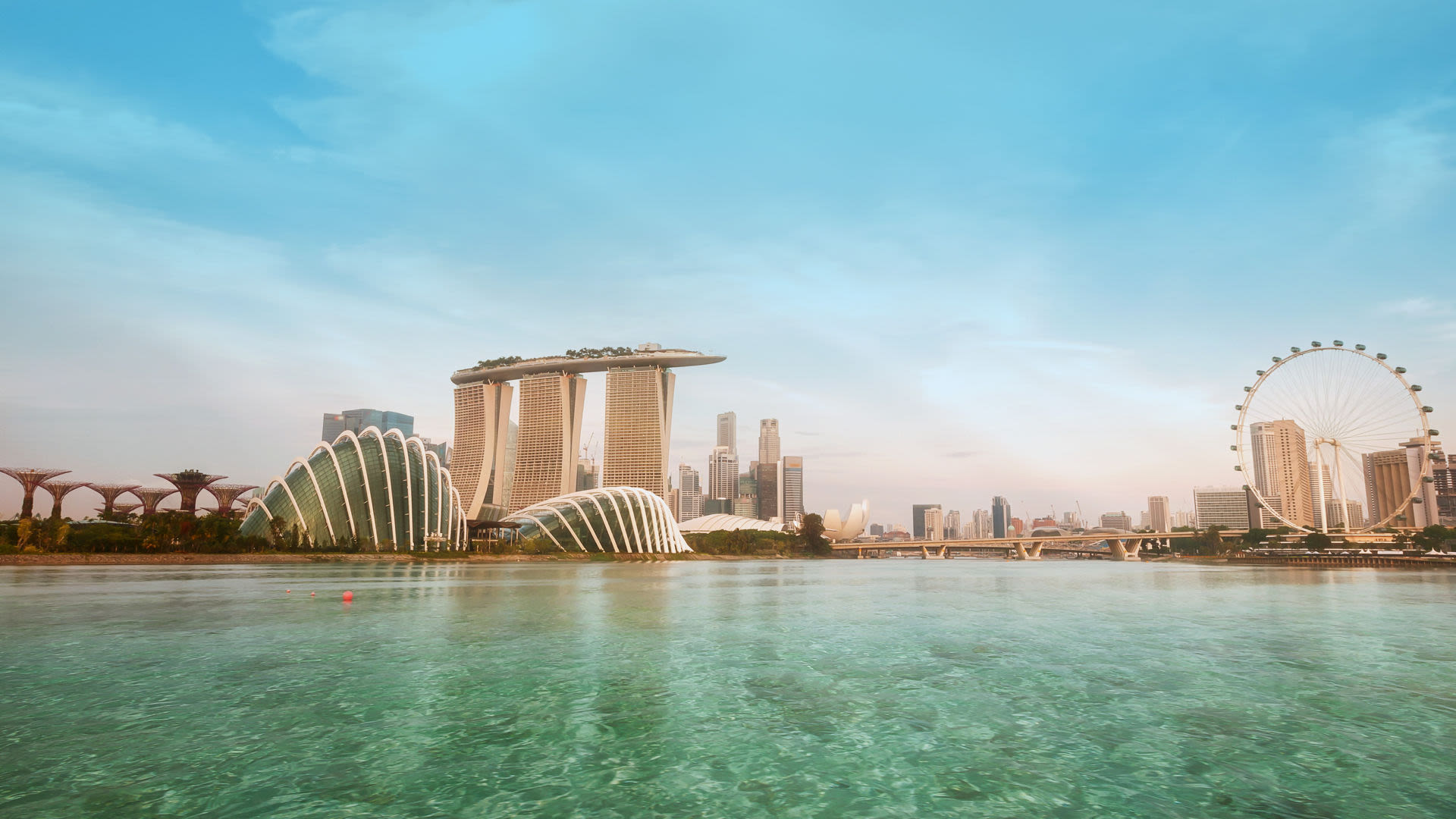 Singapur Skyline mit Marina Bay Sands, Riesenrad und blauem Himmel. Singapur Skyline mit Marina Bay Sands, Riesenrad und blauem Himmel.