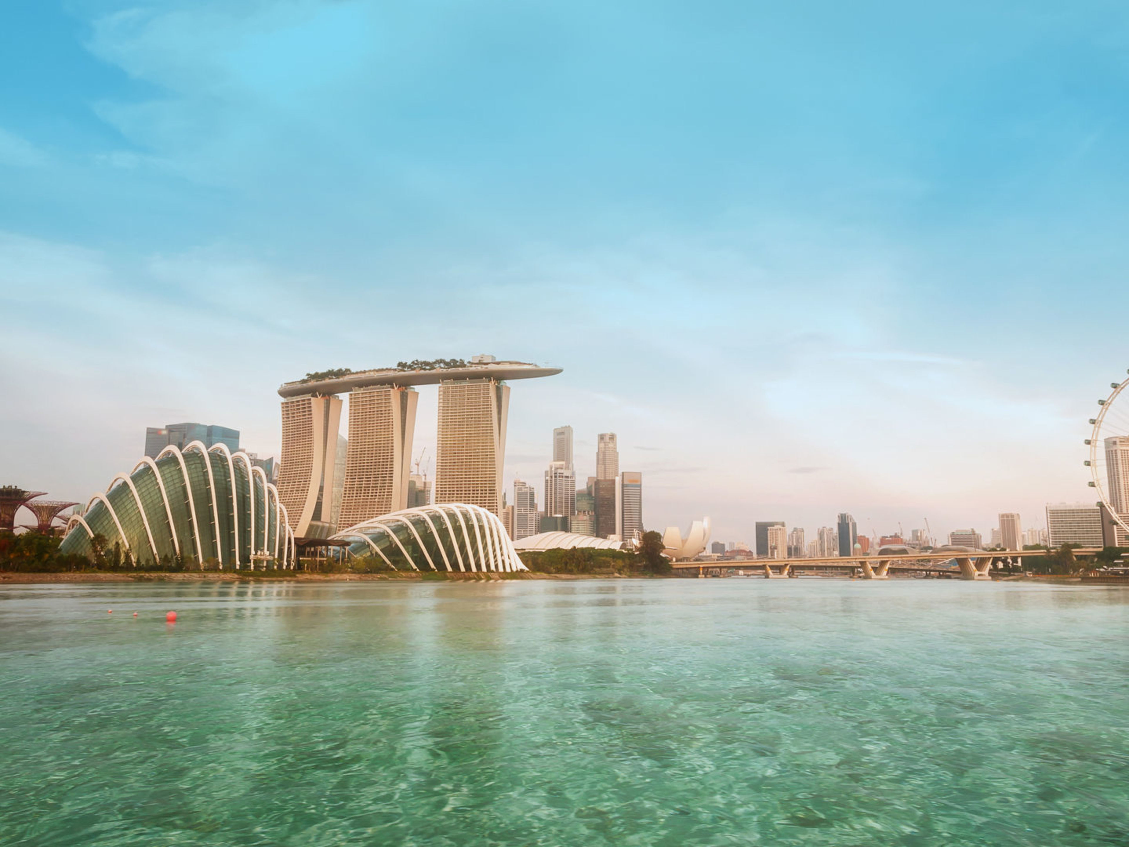 Singapur Skyline mit Marina Bay Sands, Riesenrad und blauem Himmel. Singapur Skyline mit Marina Bay Sands, Riesenrad und blauem Himmel.