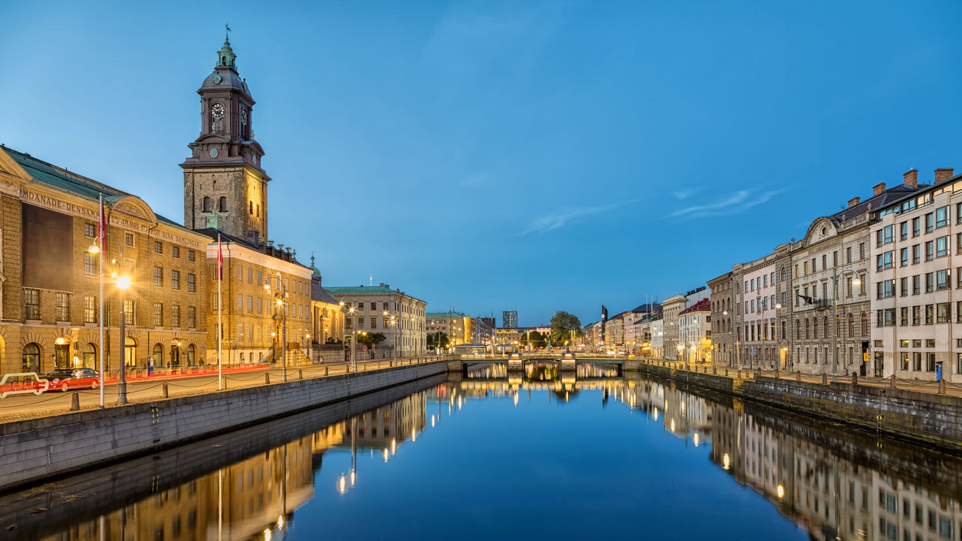Göteborg bei Dämmerung, Kanal, historische Gebäude, Kirchturm, beleuchtete Straßen. Göteborg bei Dämmerung, Kanal, historische Gebäude, Kirchturm, beleuchtete Straßen.