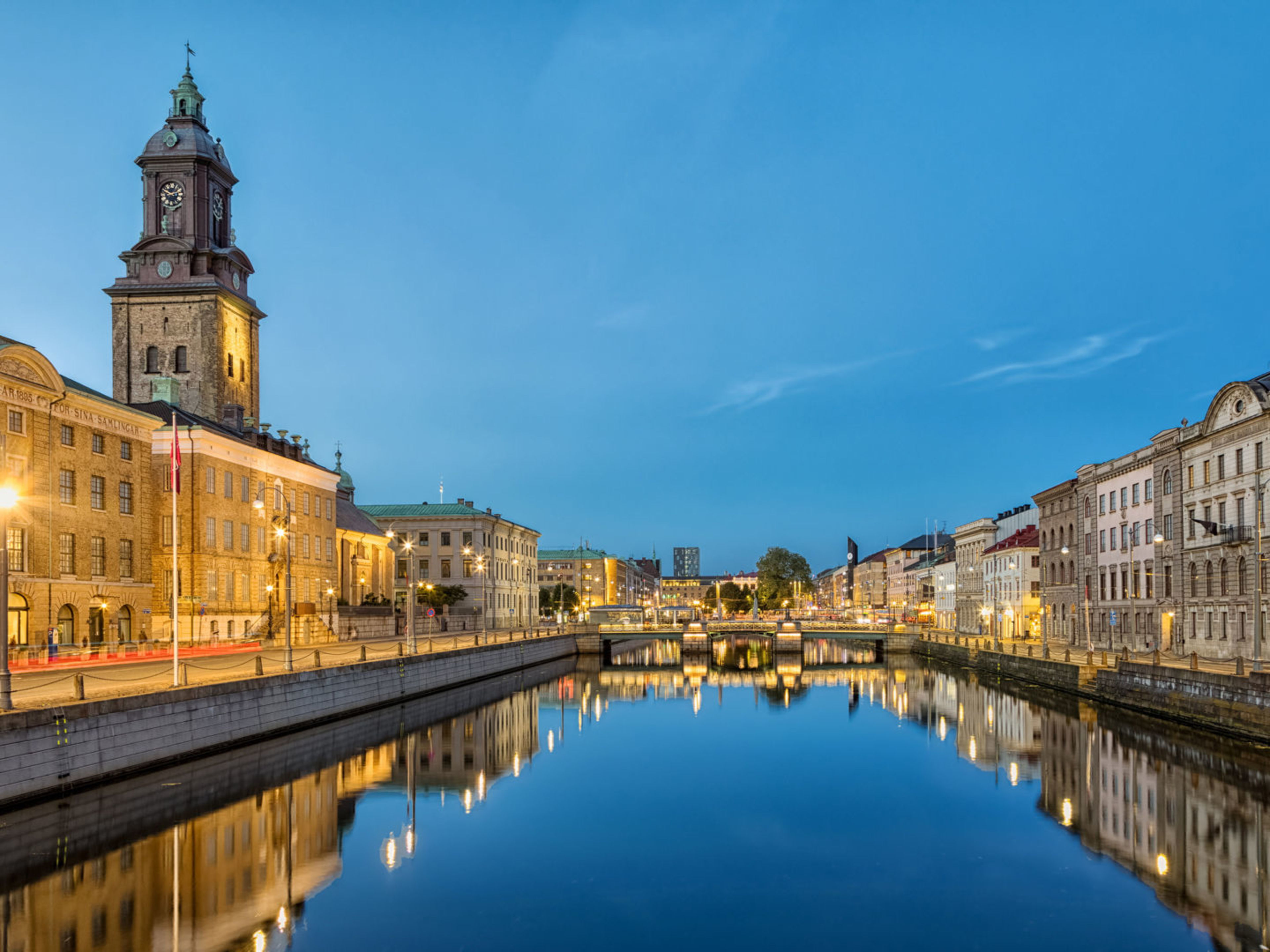 Göteborg bei Dämmerung, Kanal, historische Gebäude, Kirchturm, beleuchtete Straßen. Göteborg bei Dämmerung, Kanal, historische Gebäude, Kirchturm, beleuchtete Straßen.