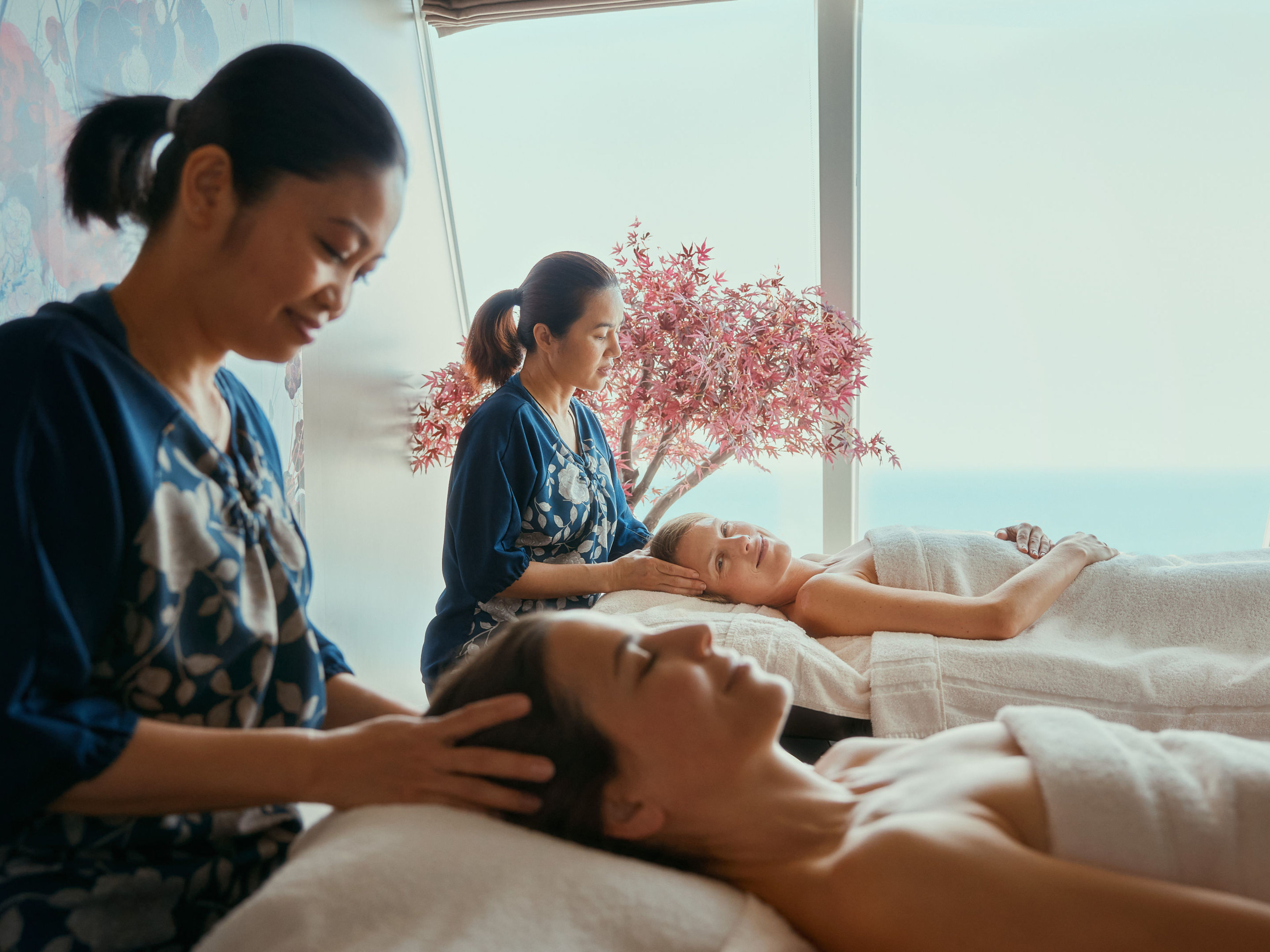 Zwei Frauen genießen Kopfmassagen in einem Spa. Zwei Frauen genießen Kopfmassagen in einem Spa.