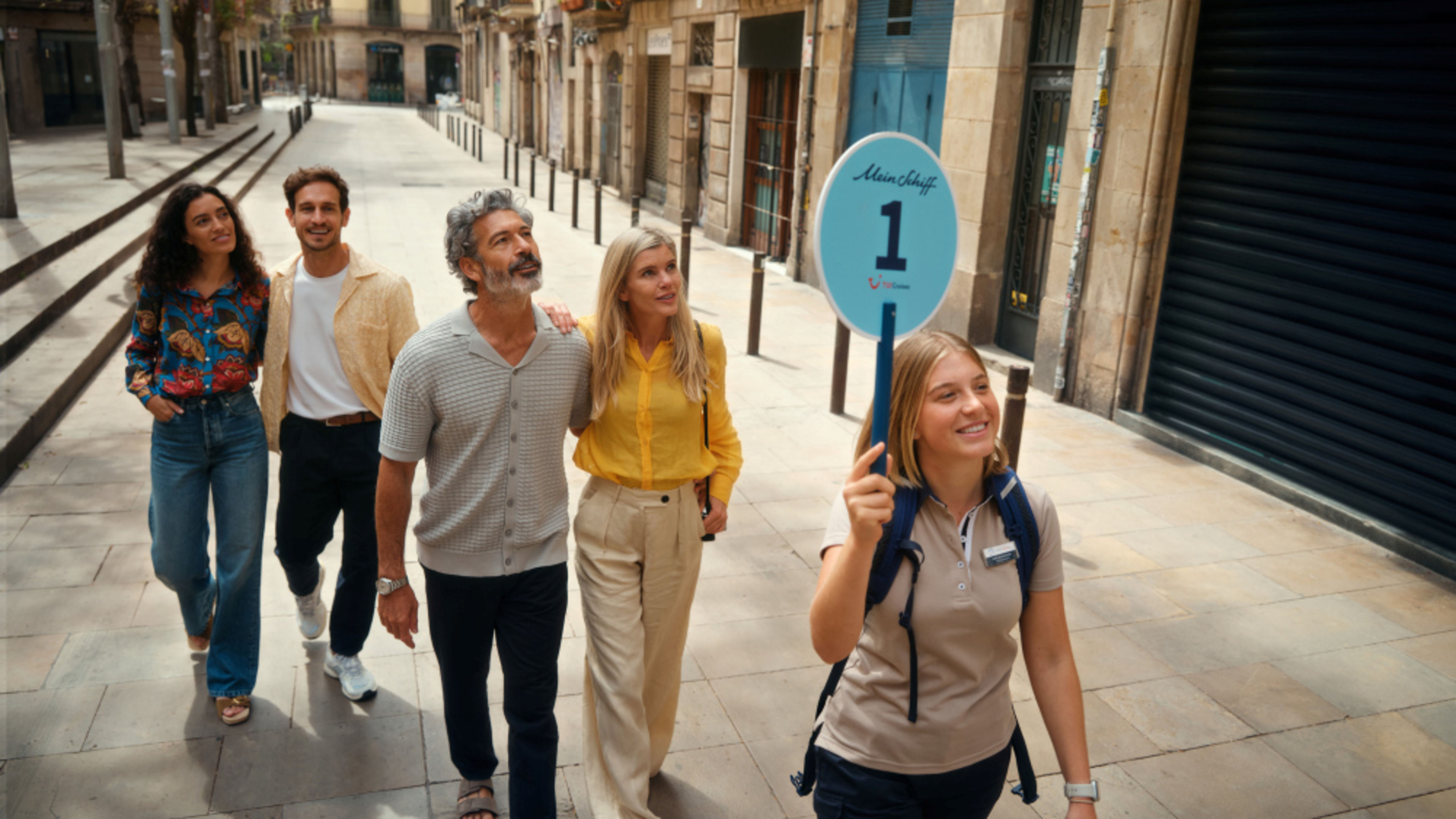 Gruppe von Touristen folgt einem Guide in Barcelona. Gruppe von Touristen folgt einem Guide in Barcelona.