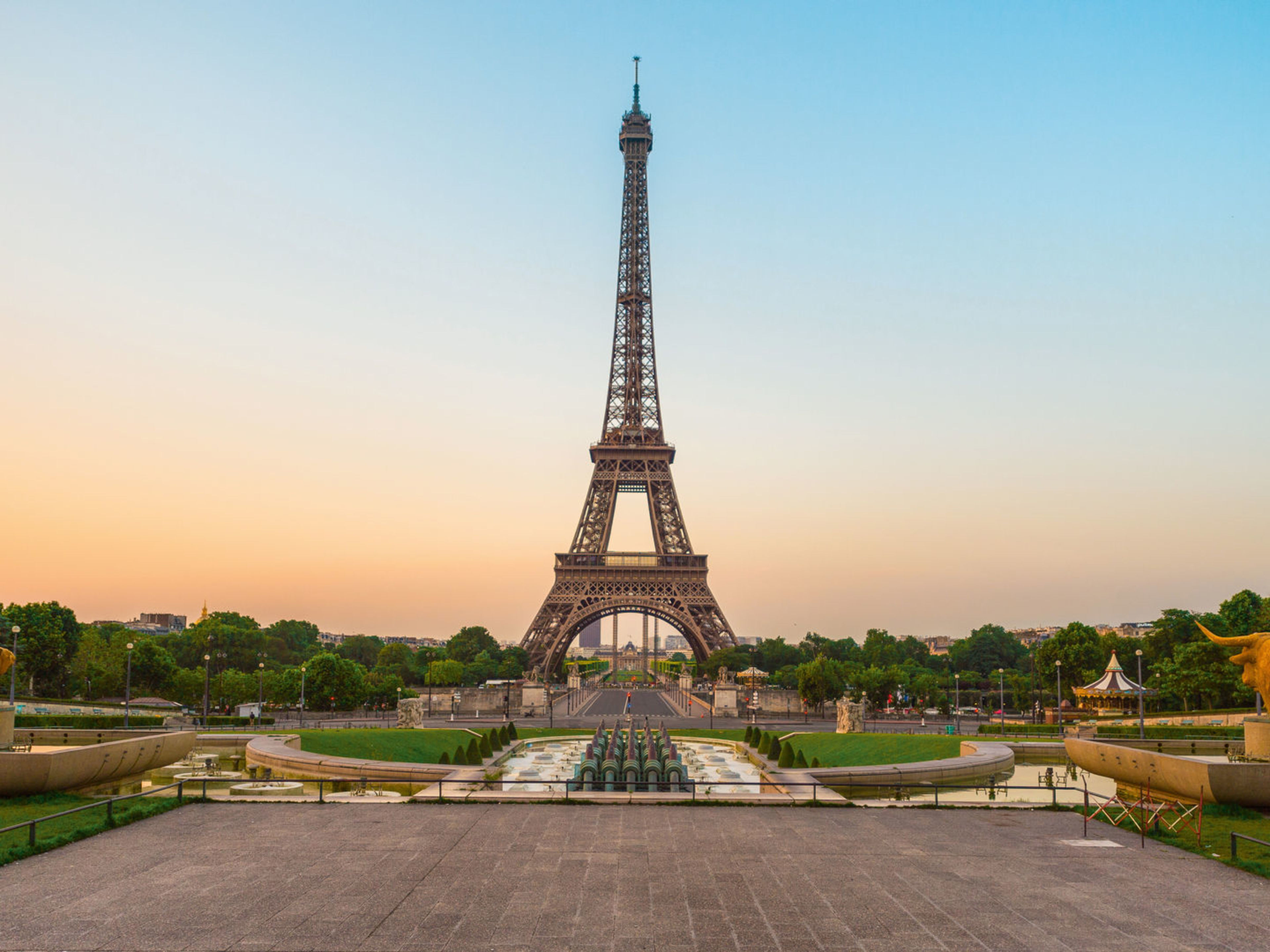 Eiffelturm bei Sonnenuntergang, Paris, mit Springbrunnen und Bäumen. Eiffelturm bei Sonnenuntergang, Paris, mit Springbrunnen und Bäumen.