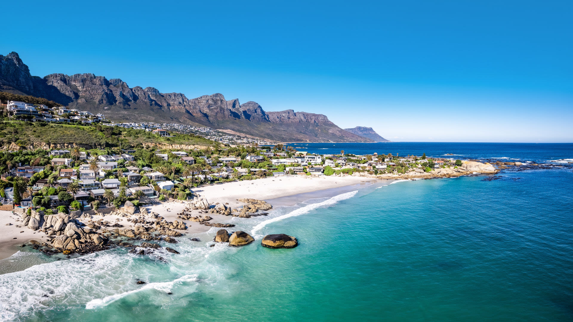Küste von Kapstadt mit Bergen, Strand und blauem Meer. Küste von Kapstadt mit Bergen, Strand und blauem Meer.