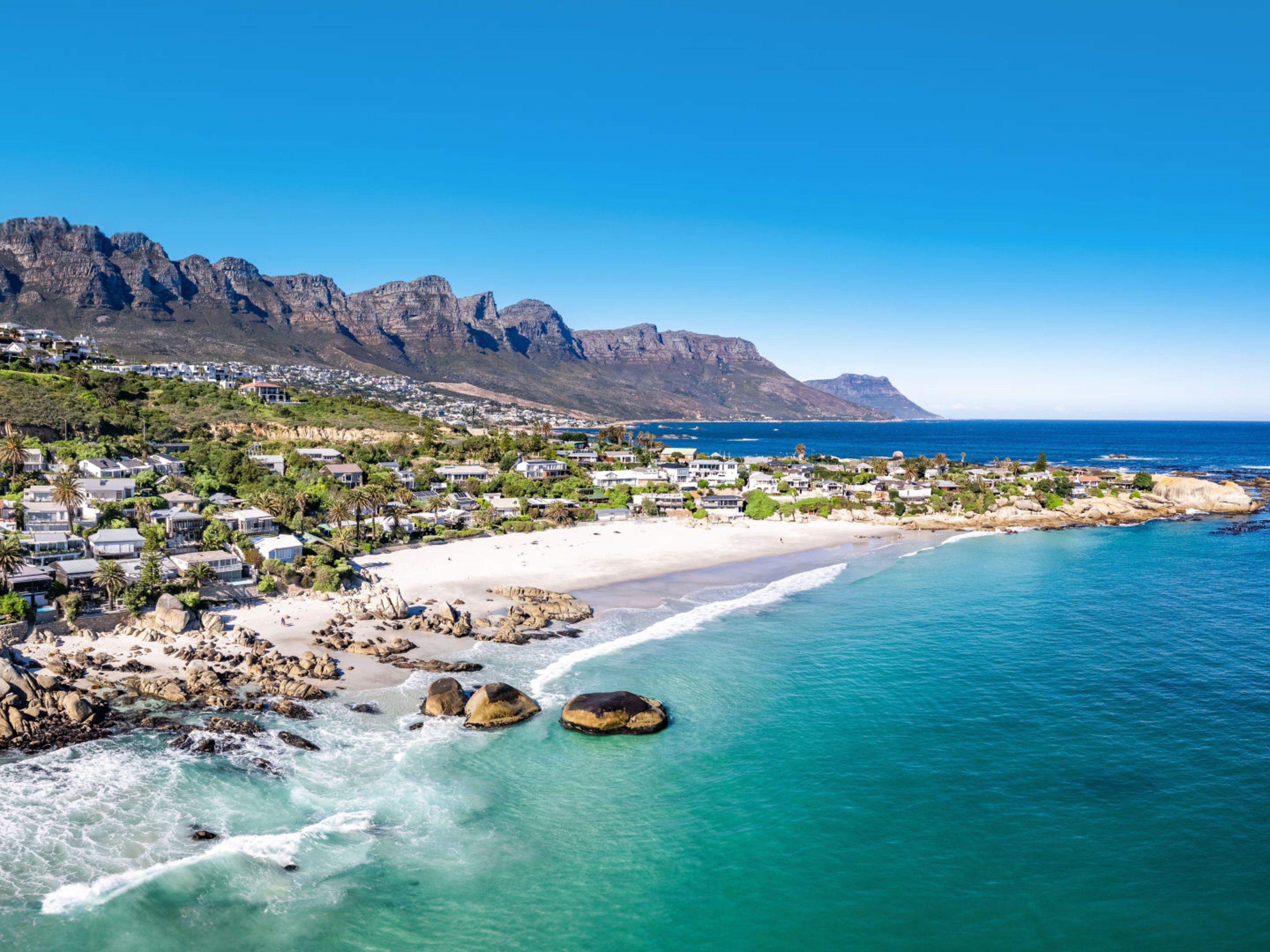 Küste von Kapstadt mit Bergen, Strand und blauem Meer. Küste von Kapstadt mit Bergen, Strand und blauem Meer.