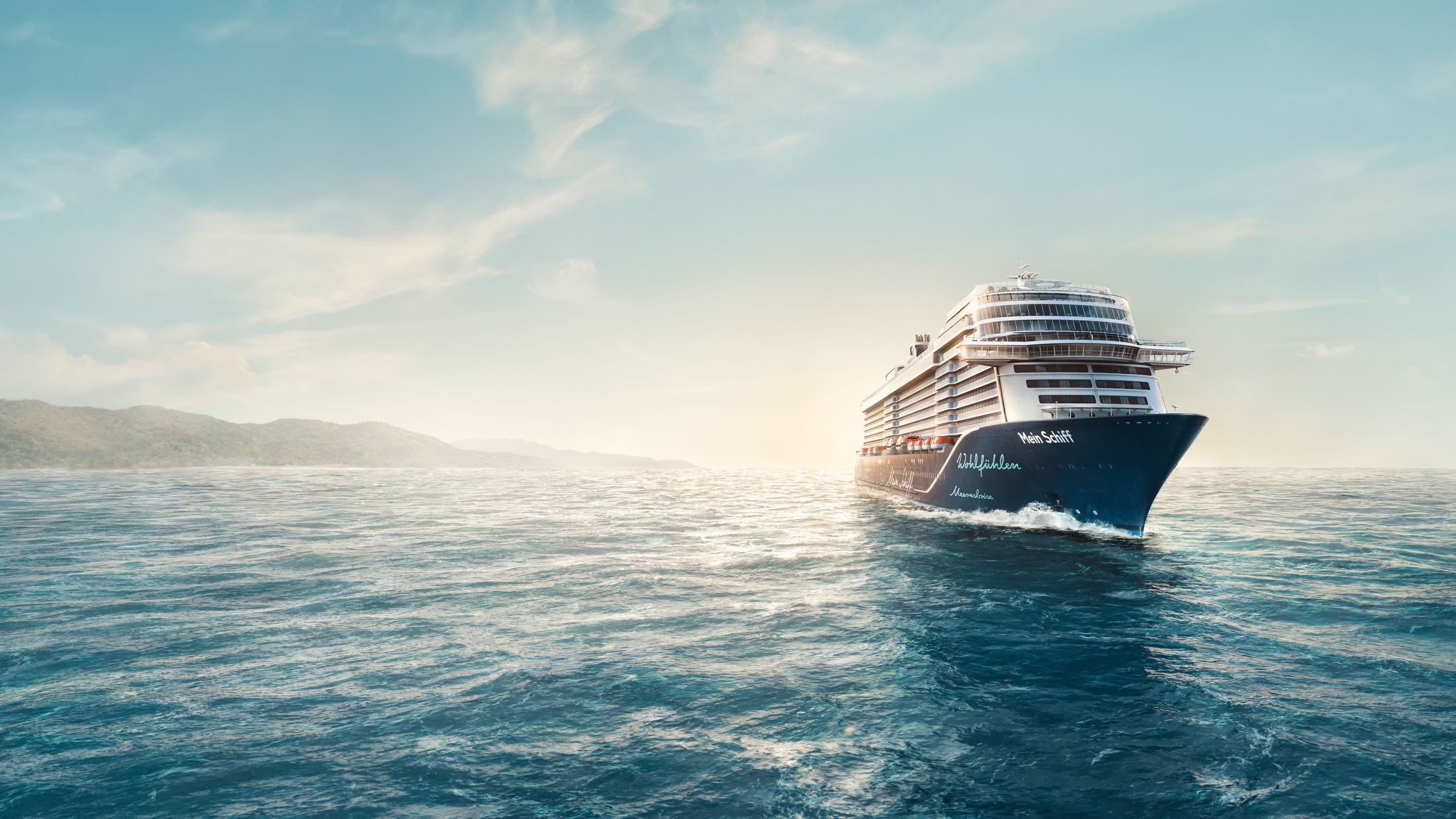 Kreuzfahrtschiff der Mein Schiff® Flotte auf offenem Meer bei Sonnenuntergang. Kreuzfahrtschiff der Mein Schiff® Flotte auf offenem Meer bei Sonnenuntergang.