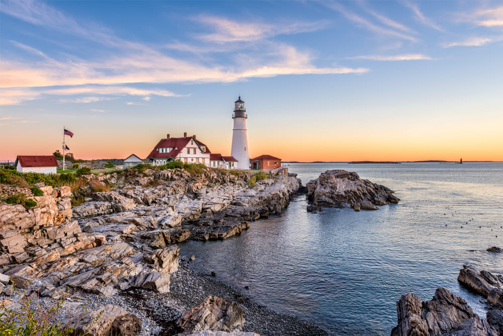 Leuchtturm am Meer bei Sonnenuntergang, felsige Küste, Portland.