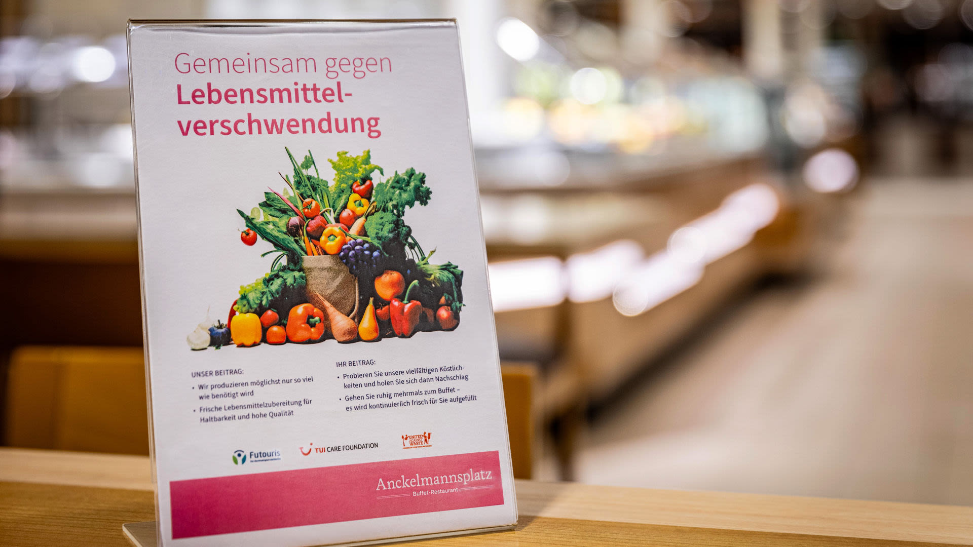 Plakat gegen Lebensmittelverschwendung mit Gemüsekorb im Anckelmannsplatz Buffet-Restaurant.