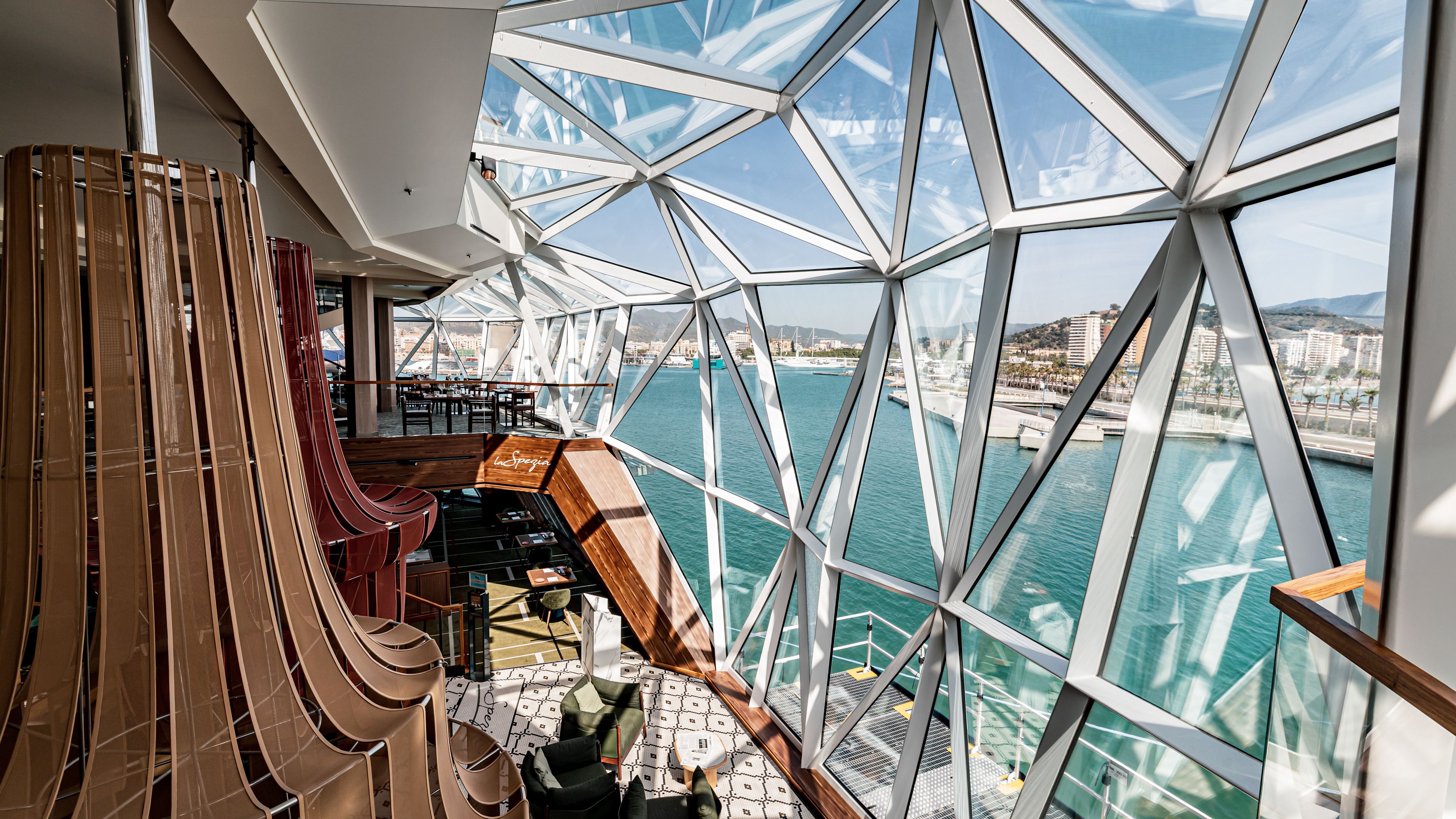Modernes Kreuzfahrtschiff-Interieur mit Panoramafenstern, Blick auf Hafen und Meer. Modernes Kreuzfahrtschiff-Interieur mit Panoramafenstern, Blick auf Hafen und Meer.