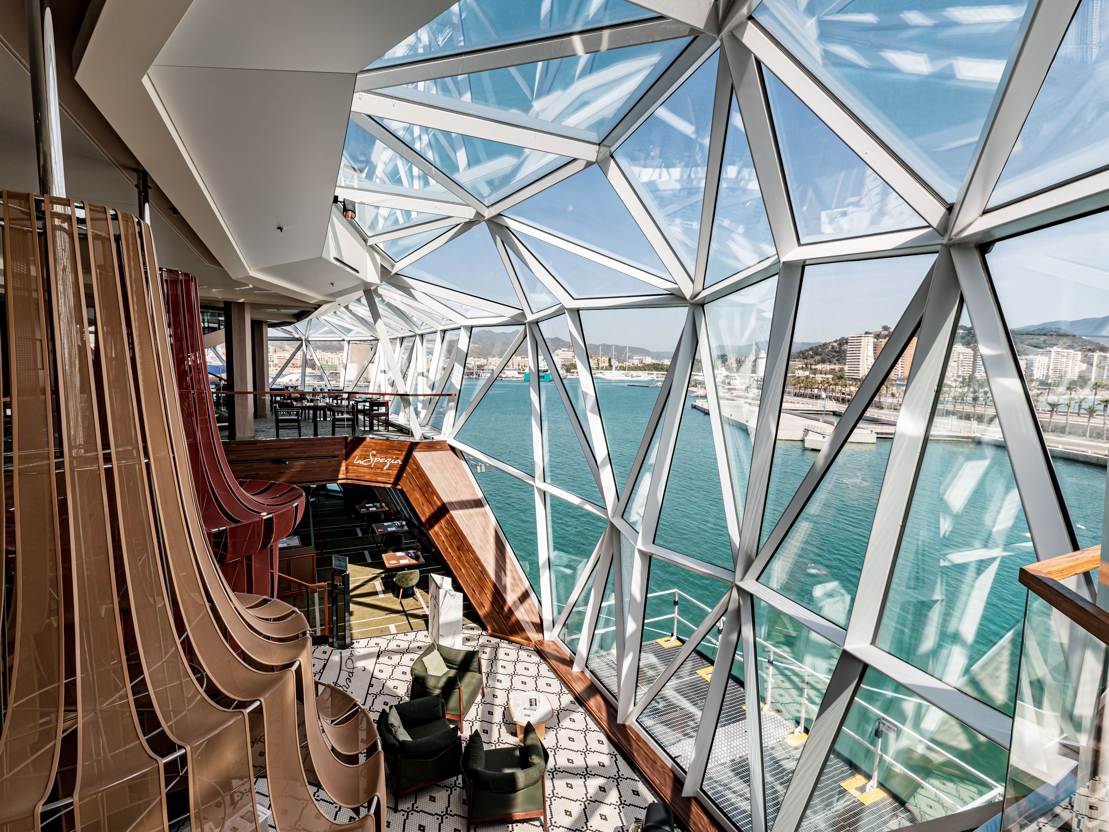 Modernes Kreuzfahrtschiff-Interieur mit Panoramafenstern, Blick auf Hafen und Meer. Modernes Kreuzfahrtschiff-Interieur mit Panoramafenstern, Blick auf Hafen und Meer.