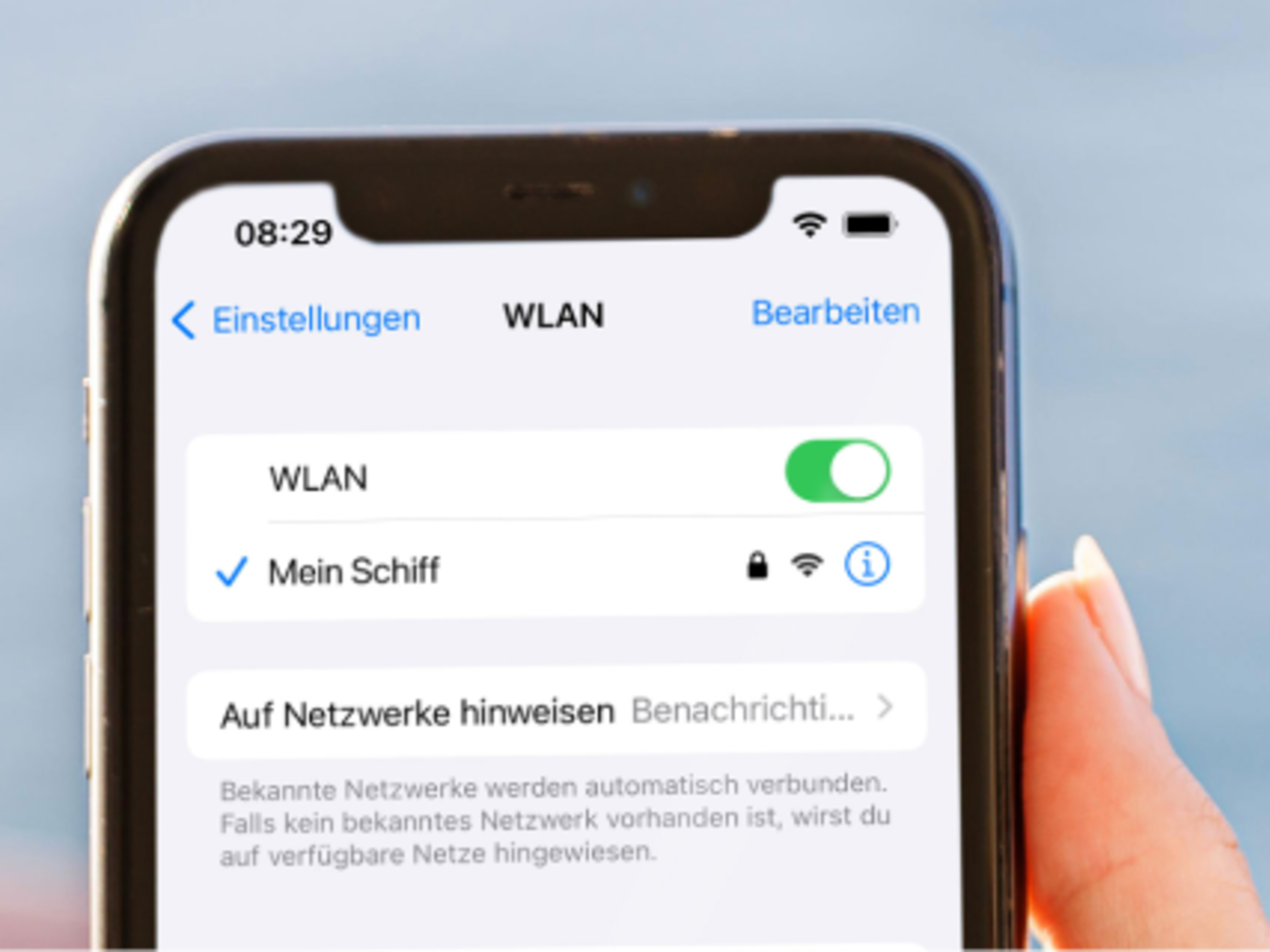 Smartphone zeigt WLAN-Einstellungen mit "Mein Schiff" Netzwerk. Smartphone zeigt WLAN-Einstellungen mit "Mein Schiff" Netzwerk.