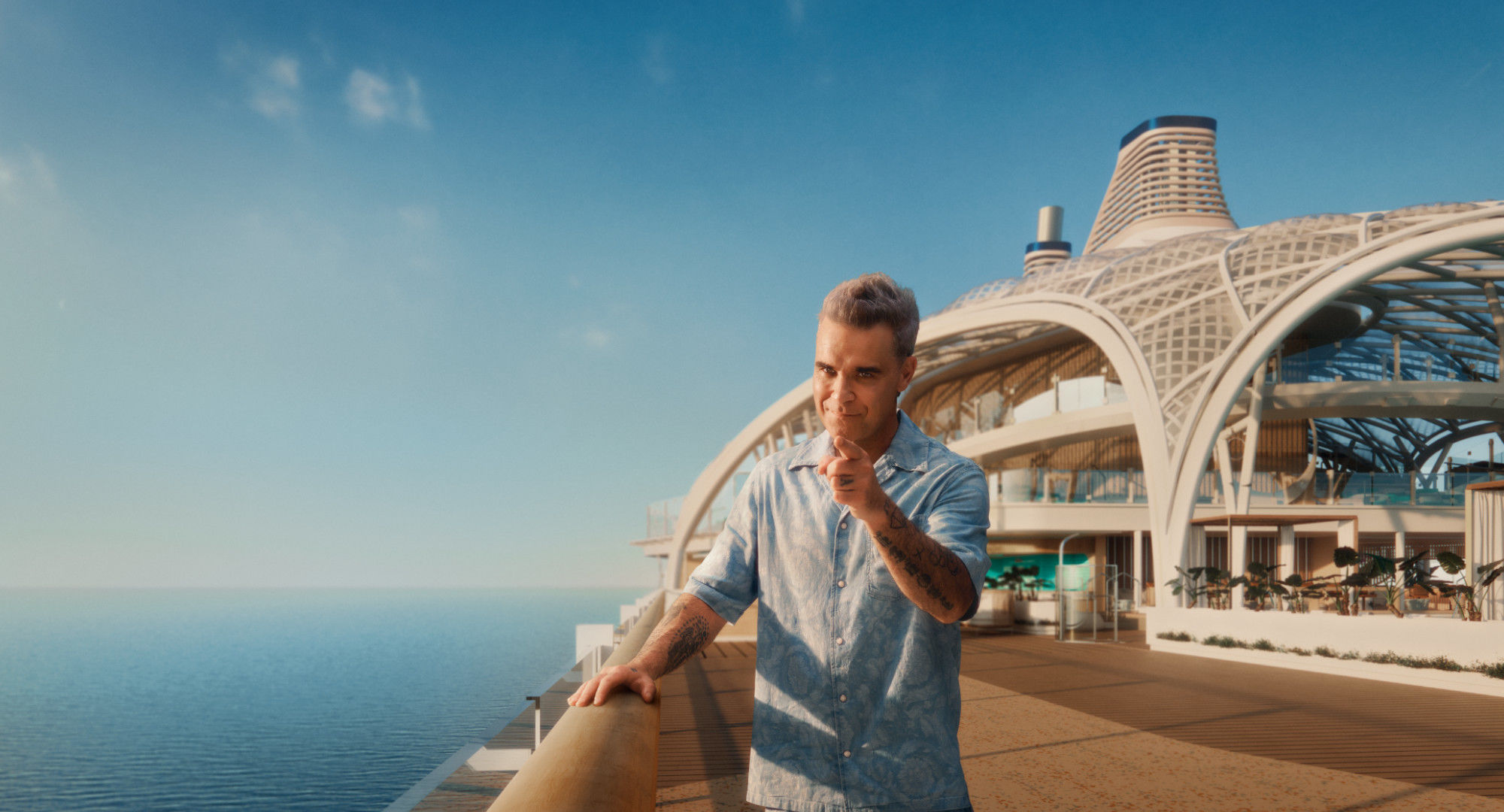 Mann auf Kreuzfahrtschiff der Mein Schiff® Flotte, blauer Himmel, Meer.