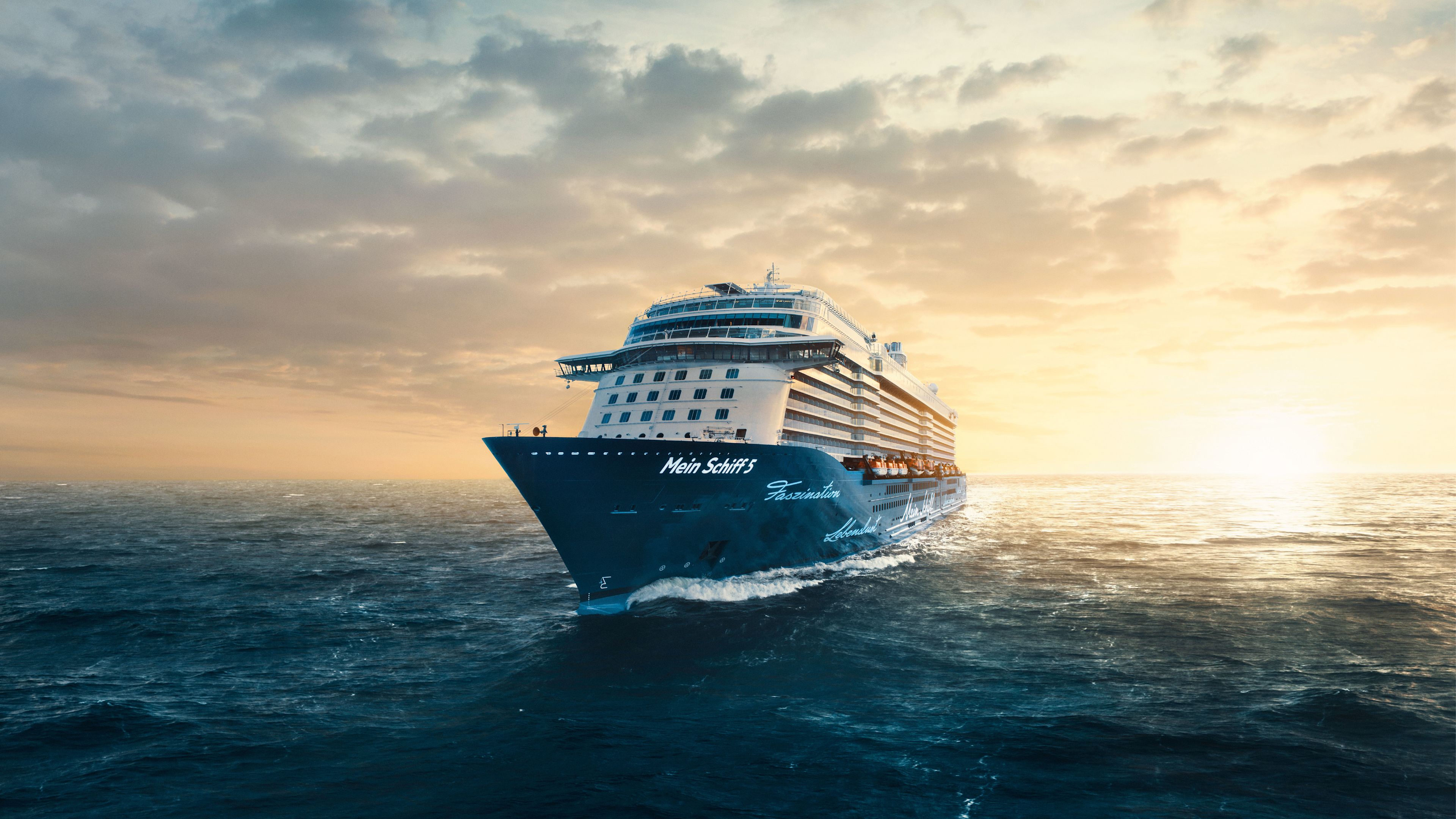 Kreuzfahrtschiff der Mein Schiff® Flotte bei Sonnenuntergang auf offener See.