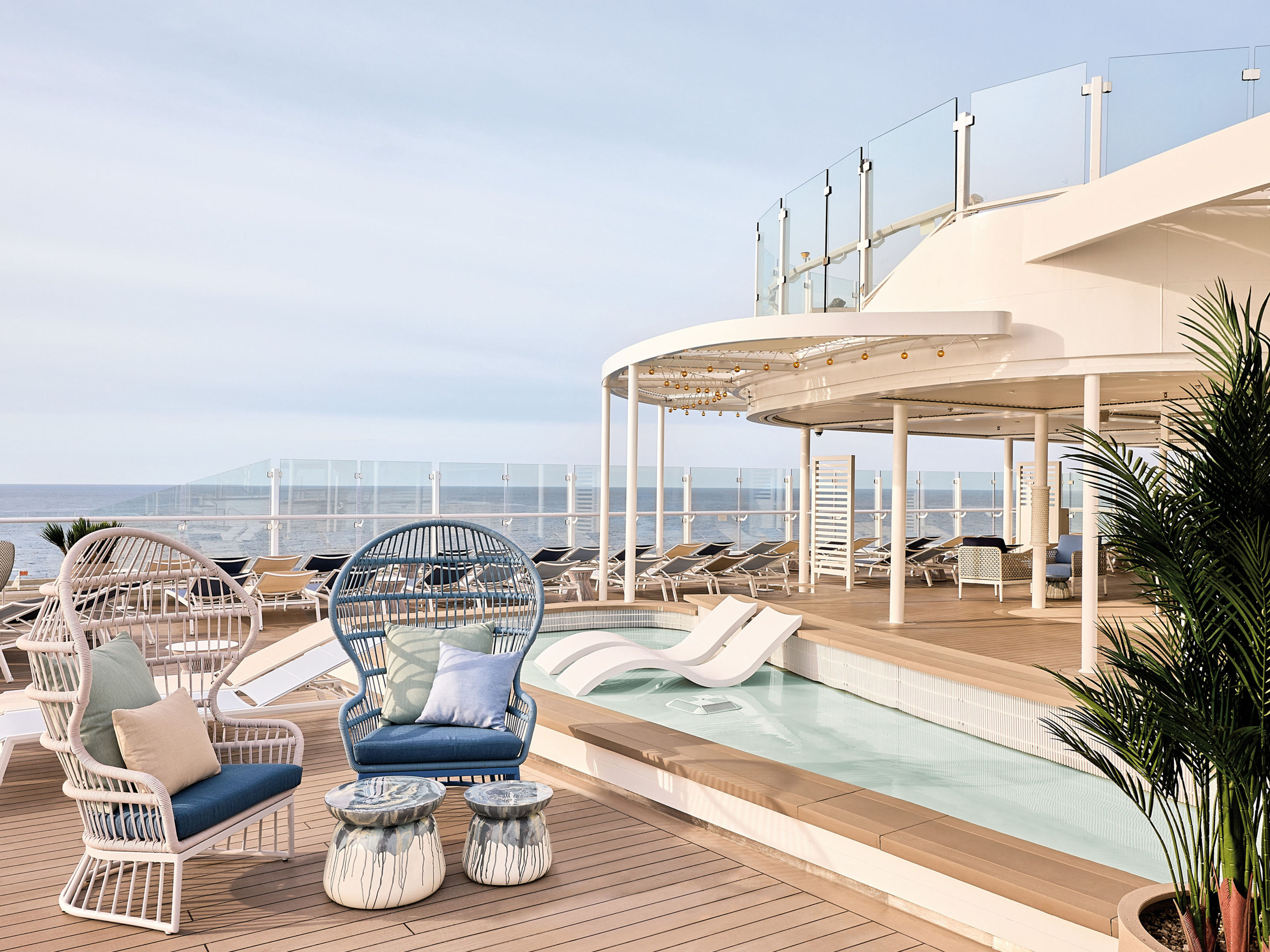Sonnendeck mit Pool und Liegestühlen auf Kreuzfahrtschiff der Mein Schiff® Flotte. Sonnendeck mit Pool und Liegestühlen auf Kreuzfahrtschiff der Mein Schiff® Flotte.