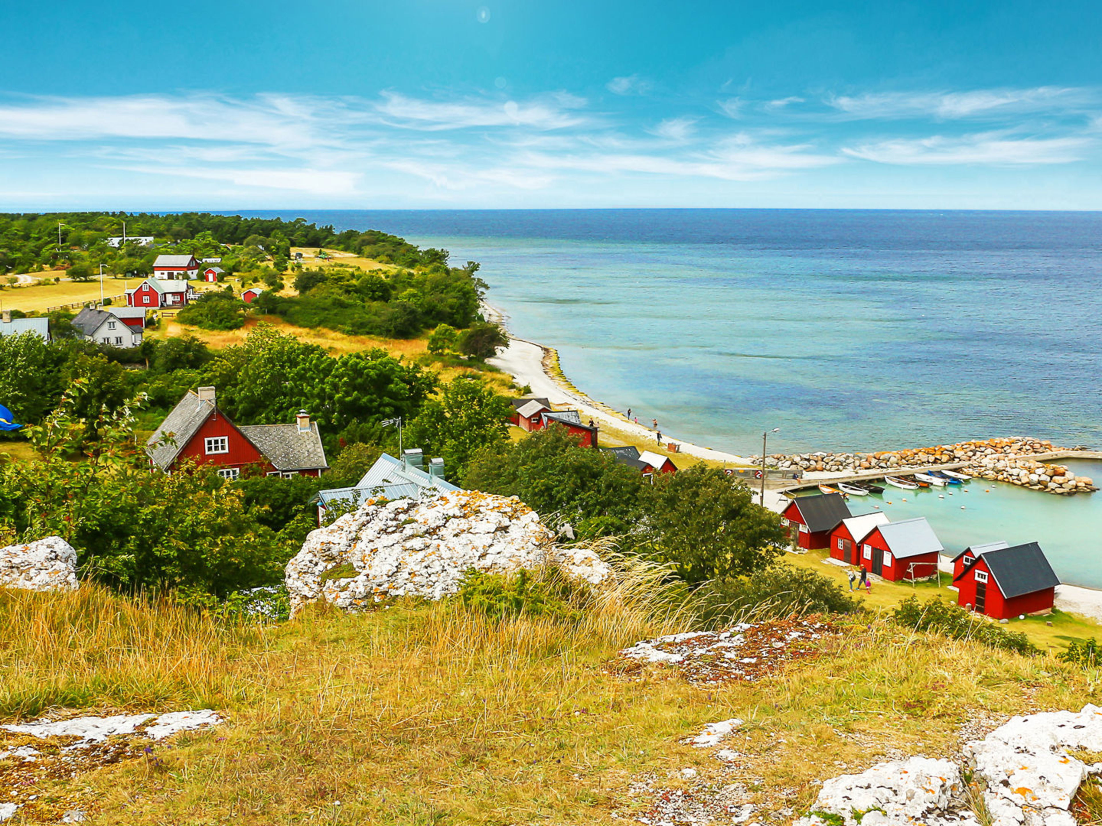 Schwedische Küstenlandschaft mit roten Häusern und blauem Meer. Schwedische Küstenlandschaft mit roten Häusern und blauem Meer.