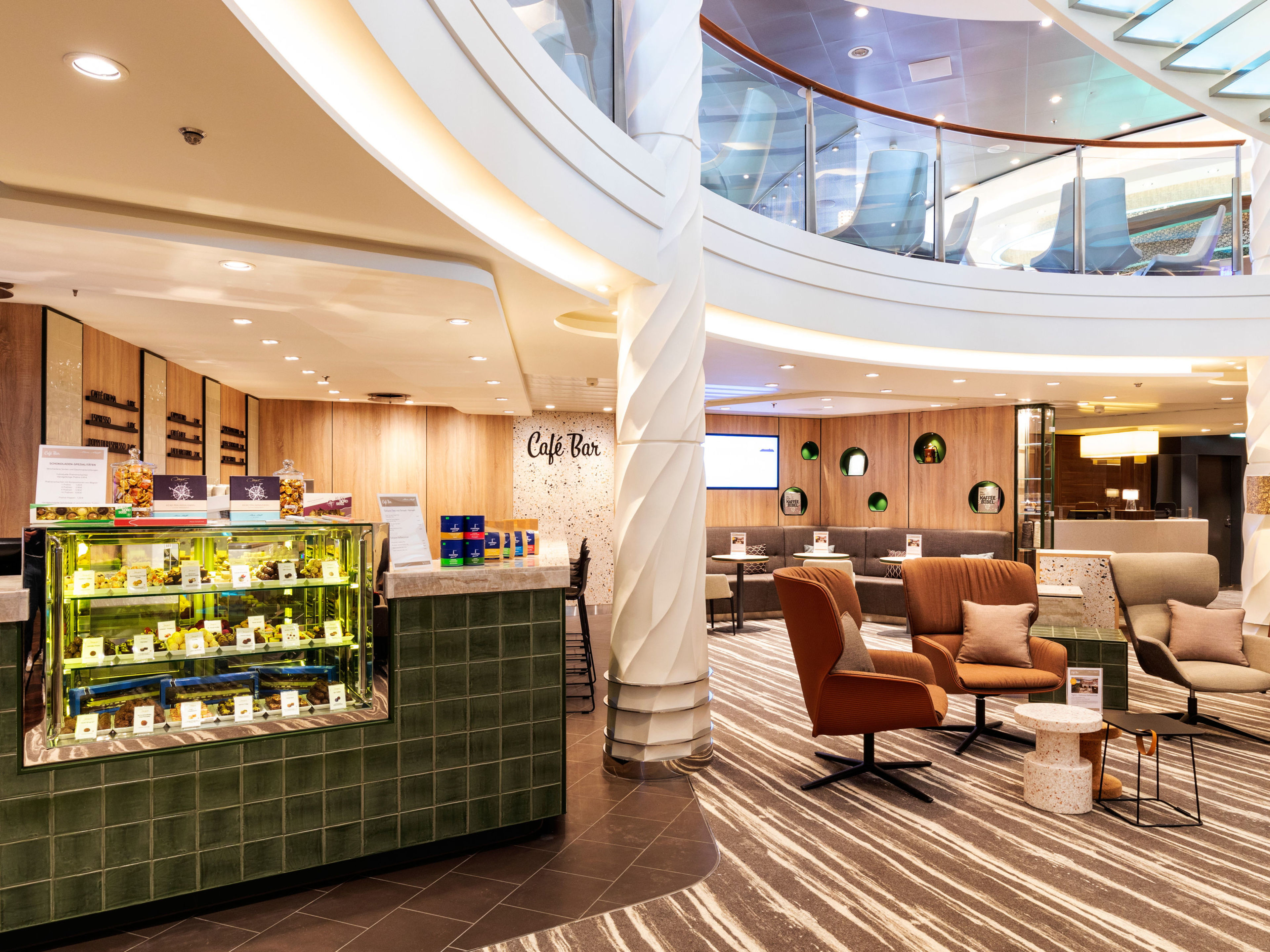 Modernes Café auf Kreuzfahrtschiff der Mein Schiff® Flotte, gemütliche Sitzgelegenheiten. Modernes Café auf Kreuzfahrtschiff der Mein Schiff® Flotte, gemütliche Sitzgelegenheiten.