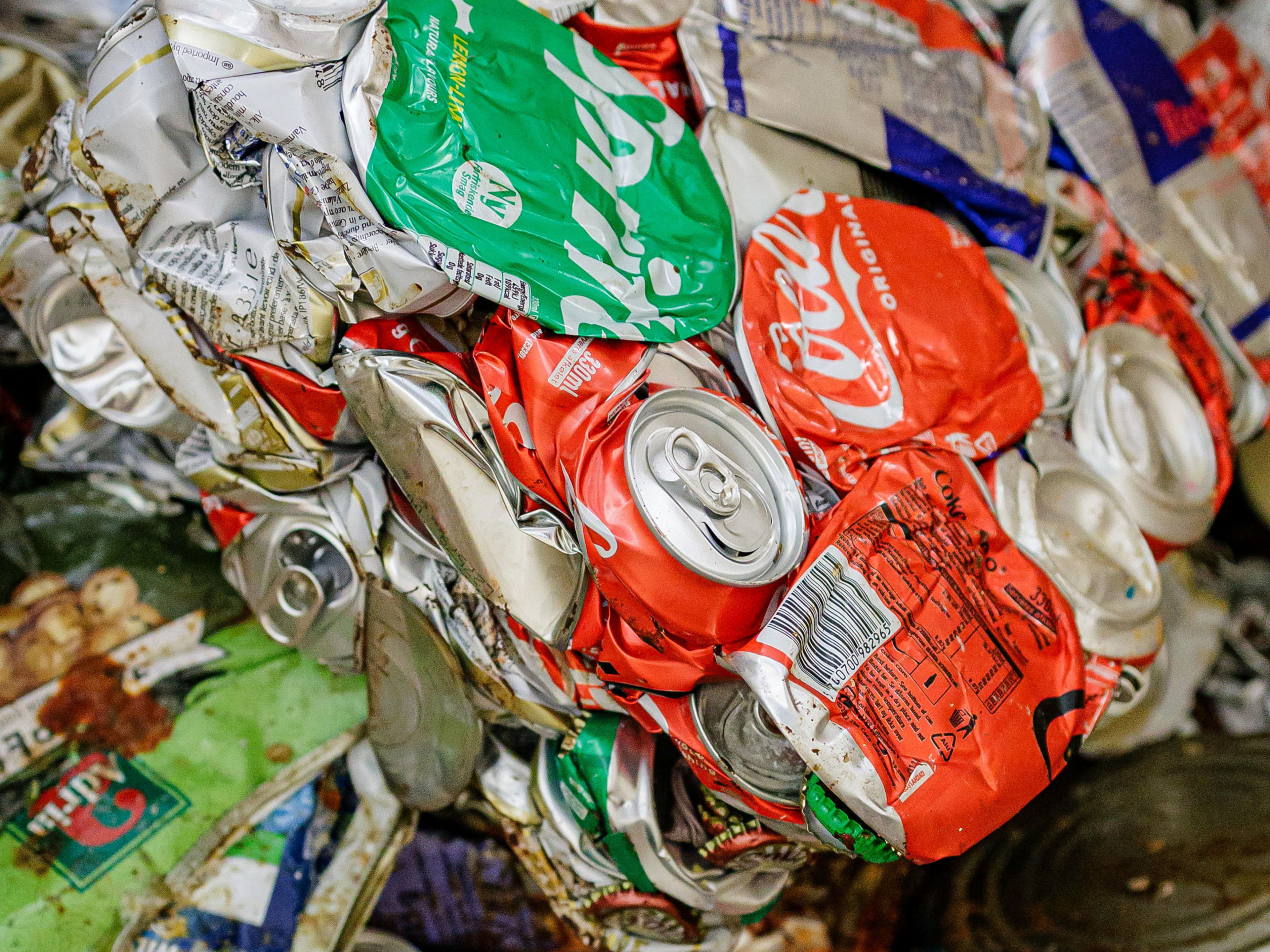 Zerdrückte Getränkedosen in verschiedenen Farben, Recyclingmaterial. Zerdrückte Getränkedosen in verschiedenen Farben, Recyclingmaterial.