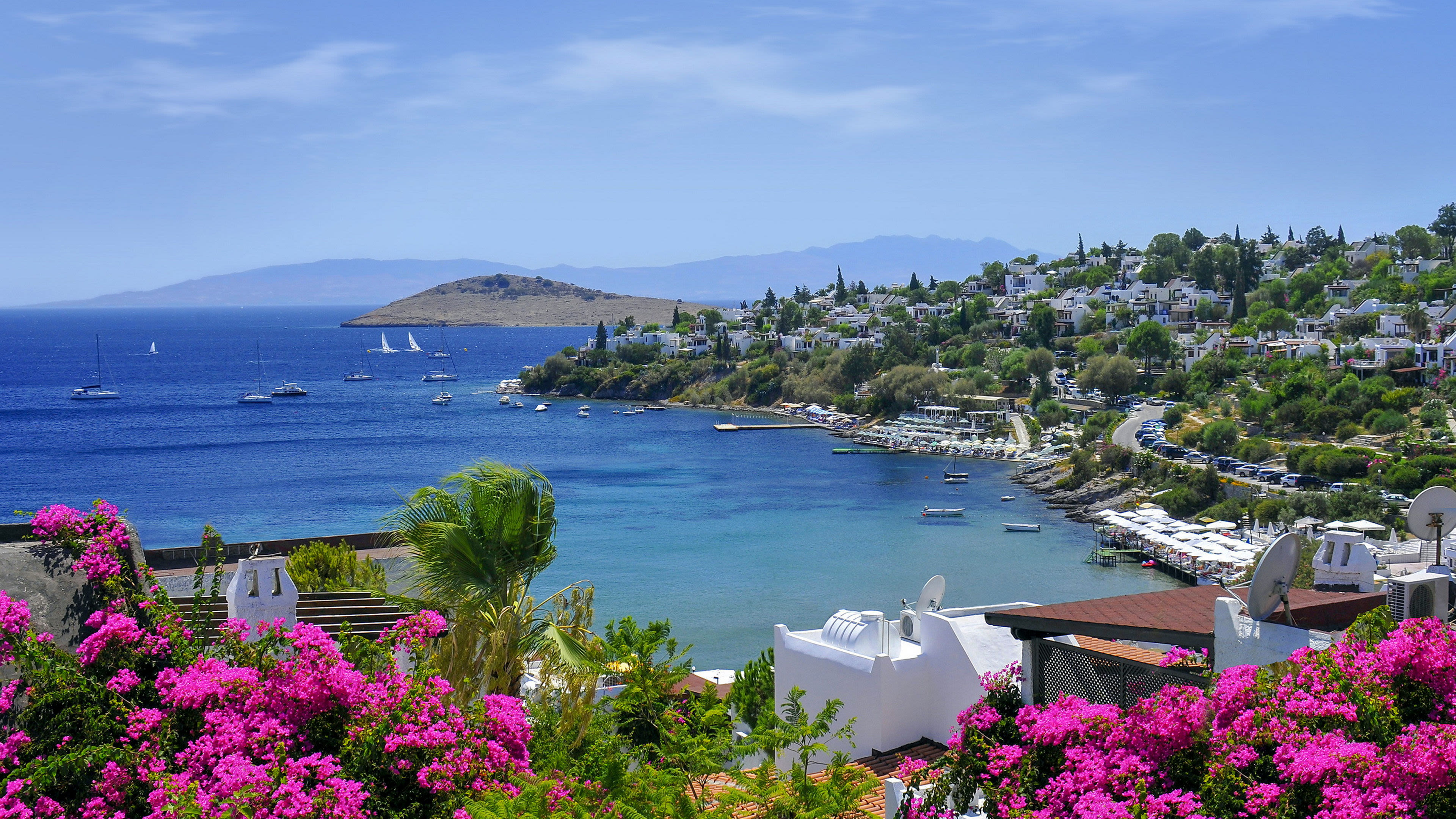 Küste von Bodrum mit blühenden Bougainvillea und Segelbooten. Küste von Bodrum mit blühenden Bougainvillea und Segelbooten.