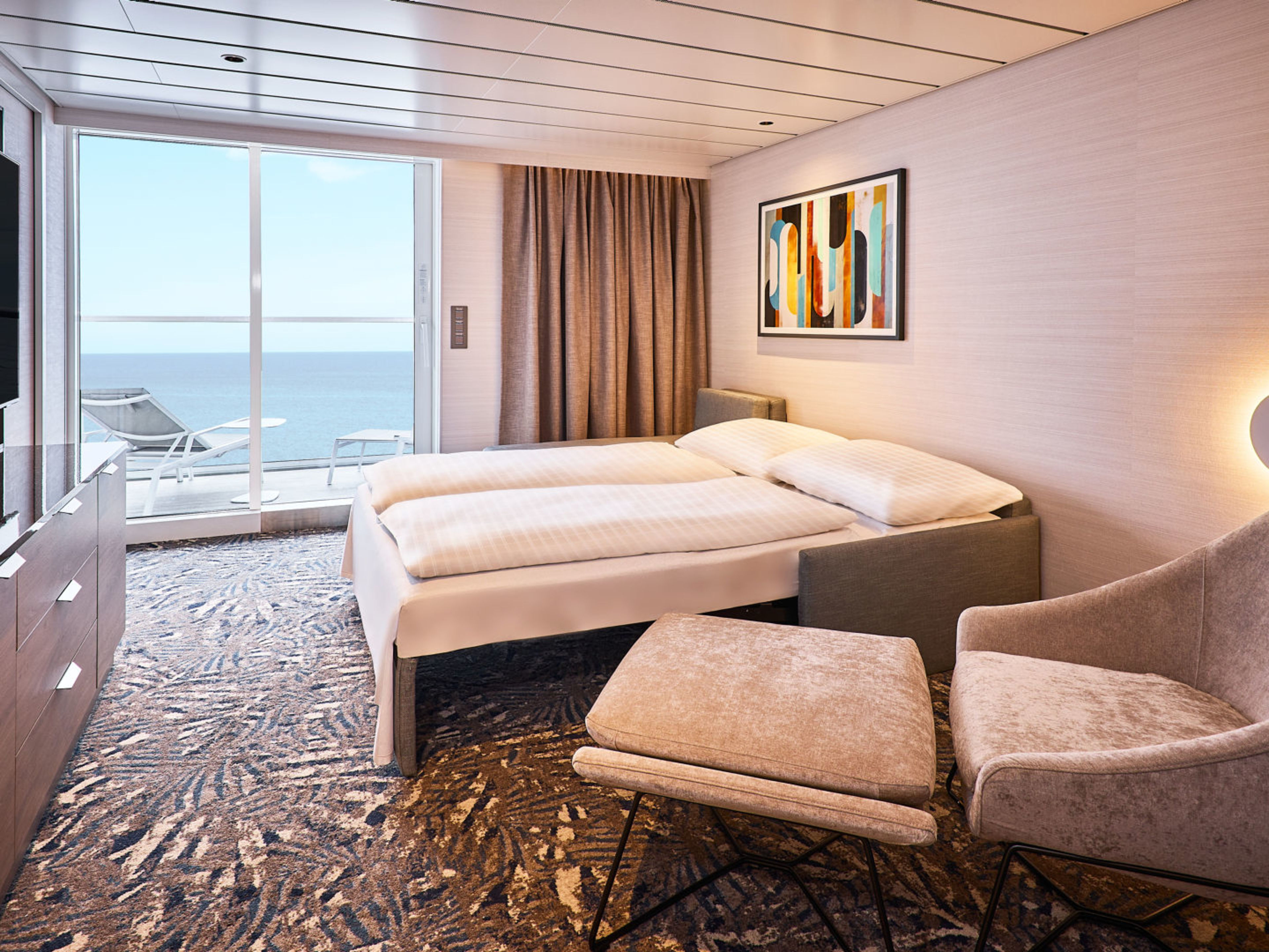 Helles Kreuzfahrtschiffzimmer mit Doppelbett, Meerblick und Balkon. Helles Kreuzfahrtschiffzimmer mit Doppelbett, Meerblick und Balkon.