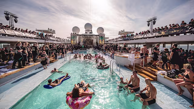 Metal-Fans feiern am Pool der Mein Schiff 6