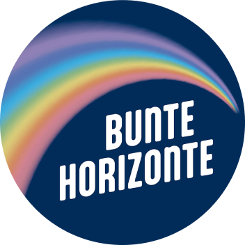 Regenbogen mit Schriftzug "Bunte Horizonte" auf blauem Hintergrund. Regenbogen mit Schriftzug "Bunte Horizonte" auf blauem Hintergrund.