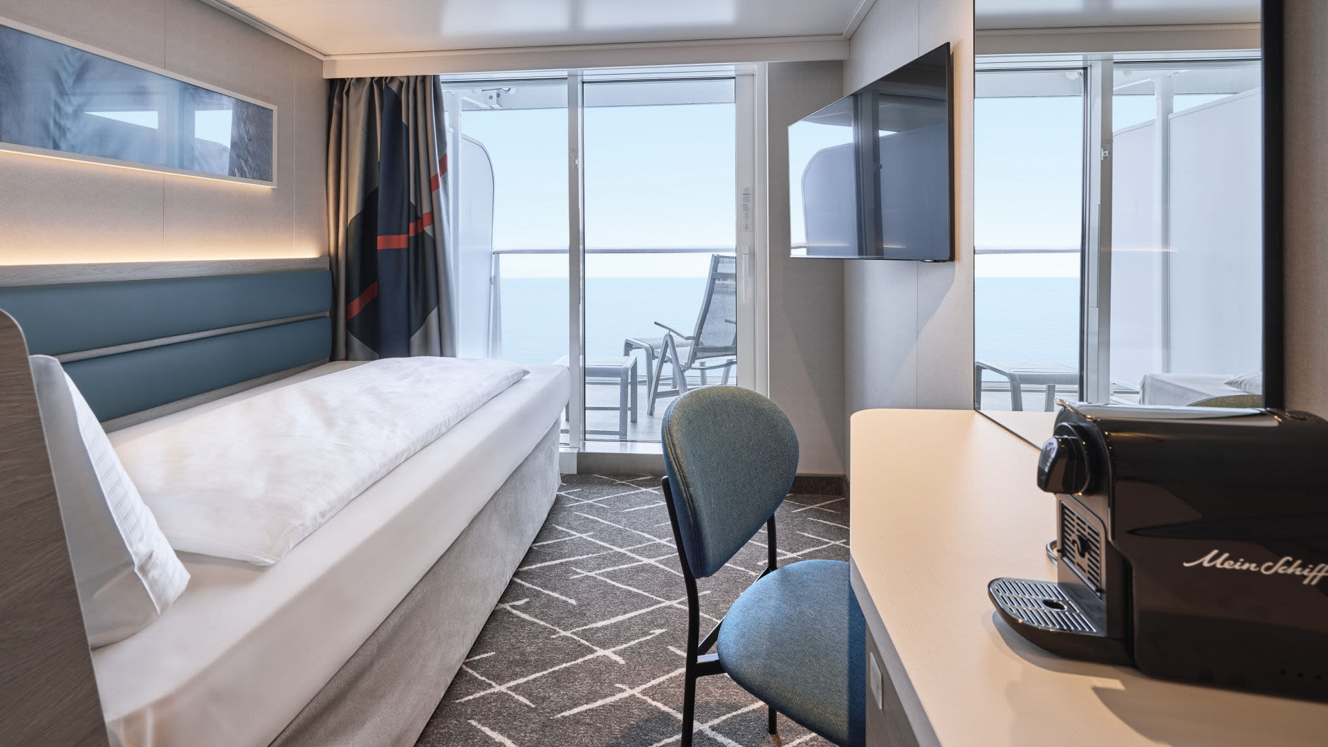 Helles Kabinenzimmer mit Balkon auf Kreuzfahrtschiff der Mein Schiff® Flotte. Helles Kabinenzimmer mit Balkon auf Kreuzfahrtschiff der Mein Schiff® Flotte.