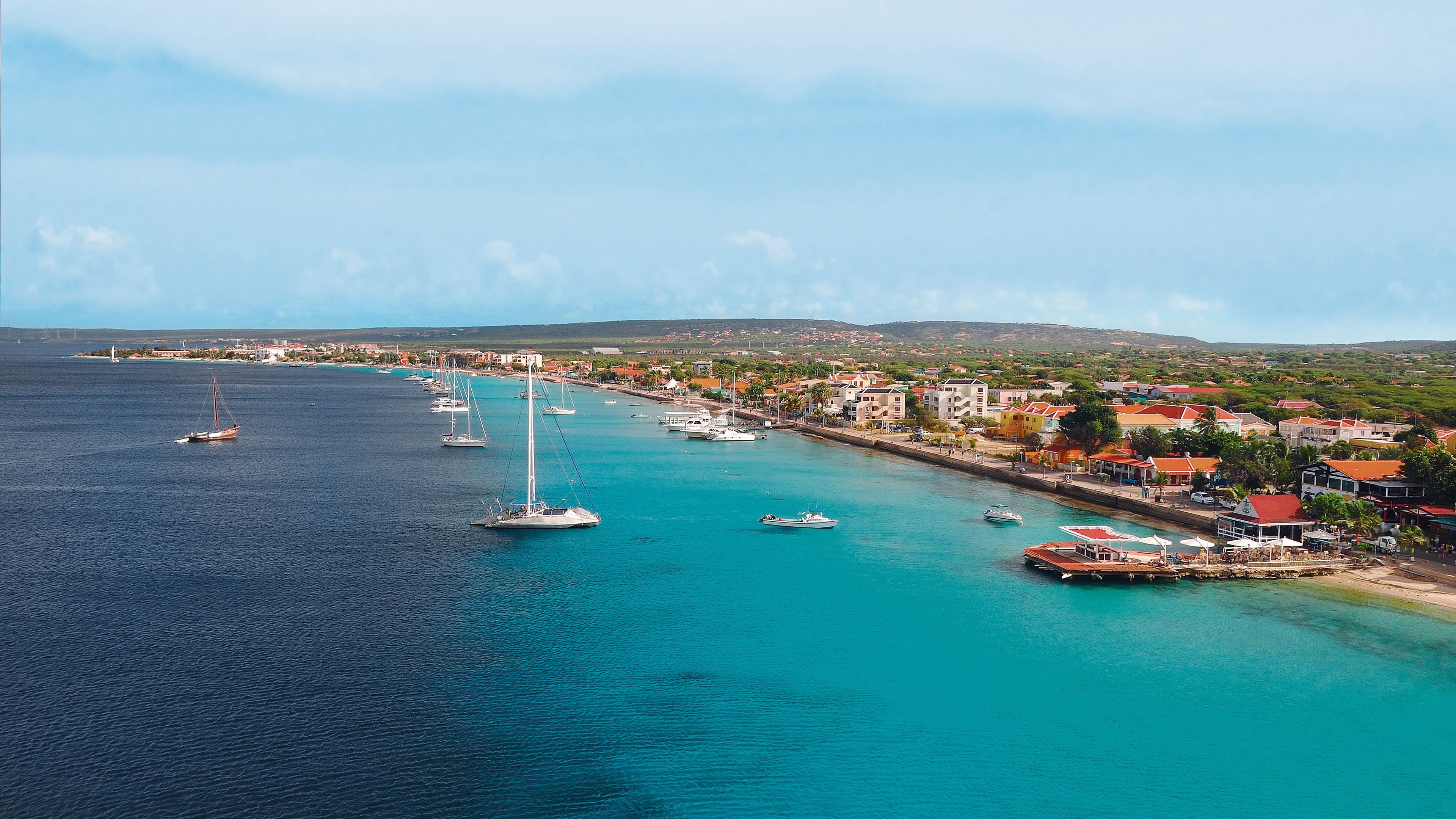 Segelboote im türkisblauen Wasser vor Küste von Kralendijk, Bonaire.