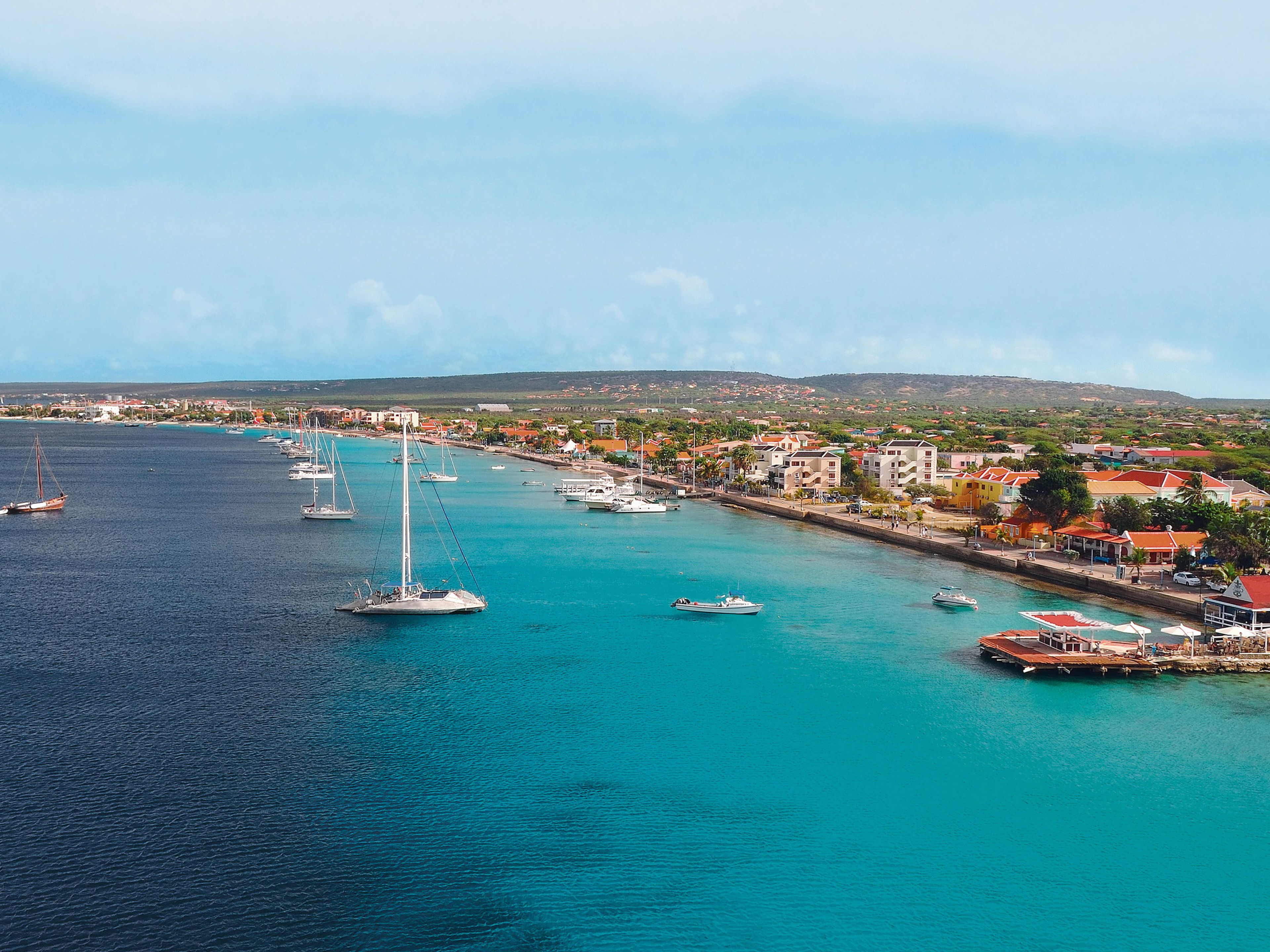 Segelboote im türkisblauen Wasser vor Küste von Kralendijk, Bonaire. Segelboote im türkisblauen Wasser vor Küste von Kralendijk, Bonaire.