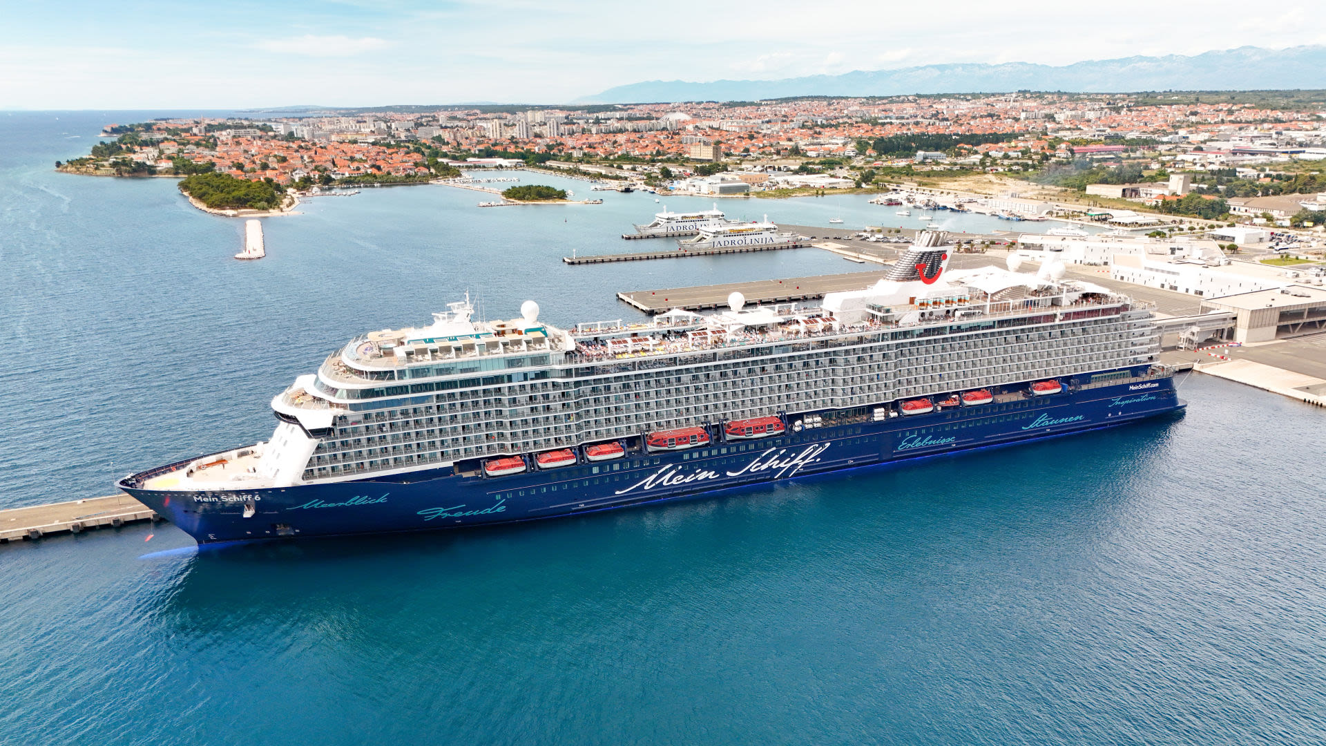 Kreuzfahrtschiff der Mein Schiff® Flotte im Hafen von Zadar, Kroatien.