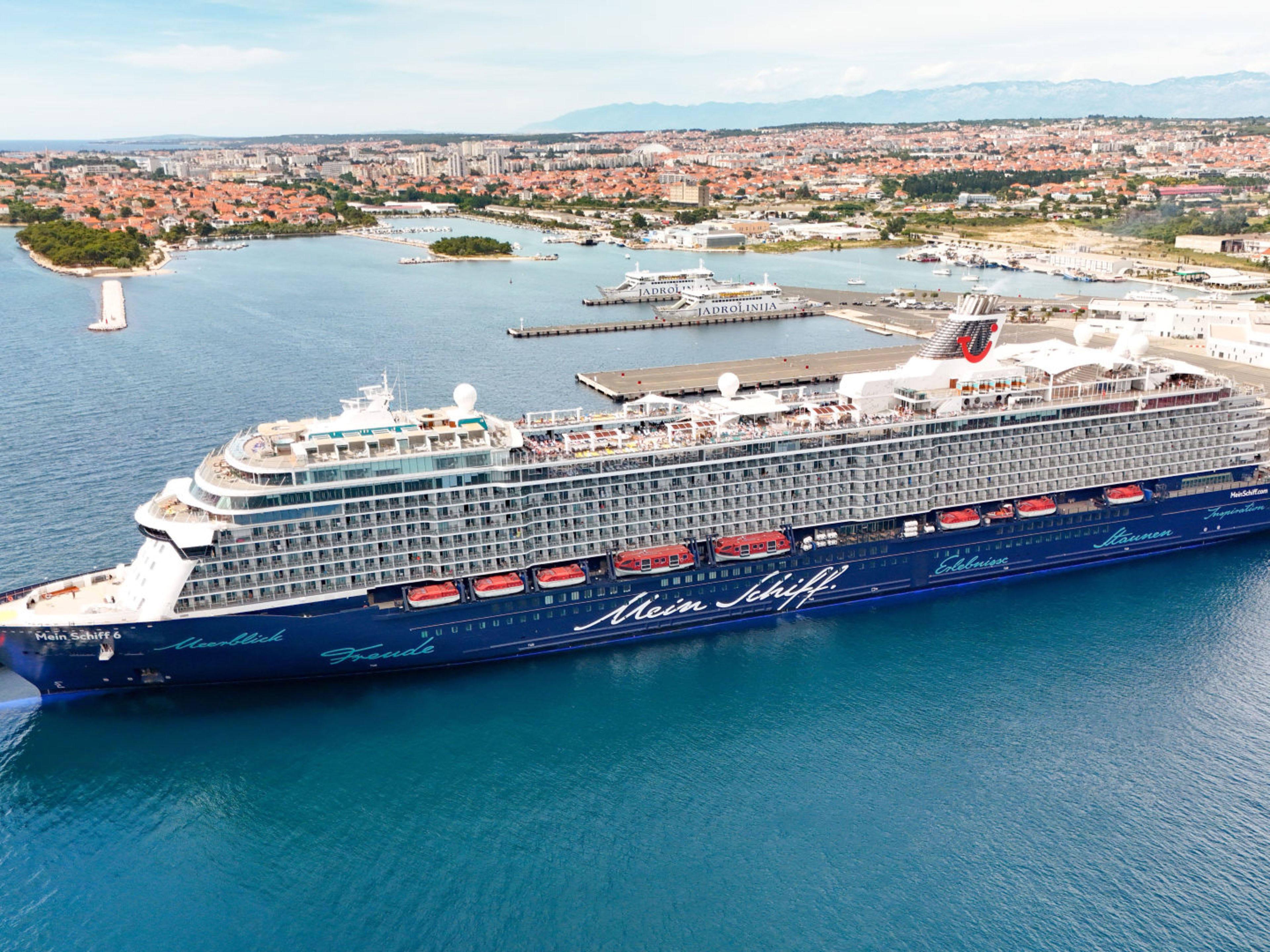 Kreuzfahrtschiff der Mein Schiff® Flotte im Hafen von Zadar, Kroatien. Kreuzfahrtschiff der Mein Schiff® Flotte im Hafen von Zadar, Kroatien.