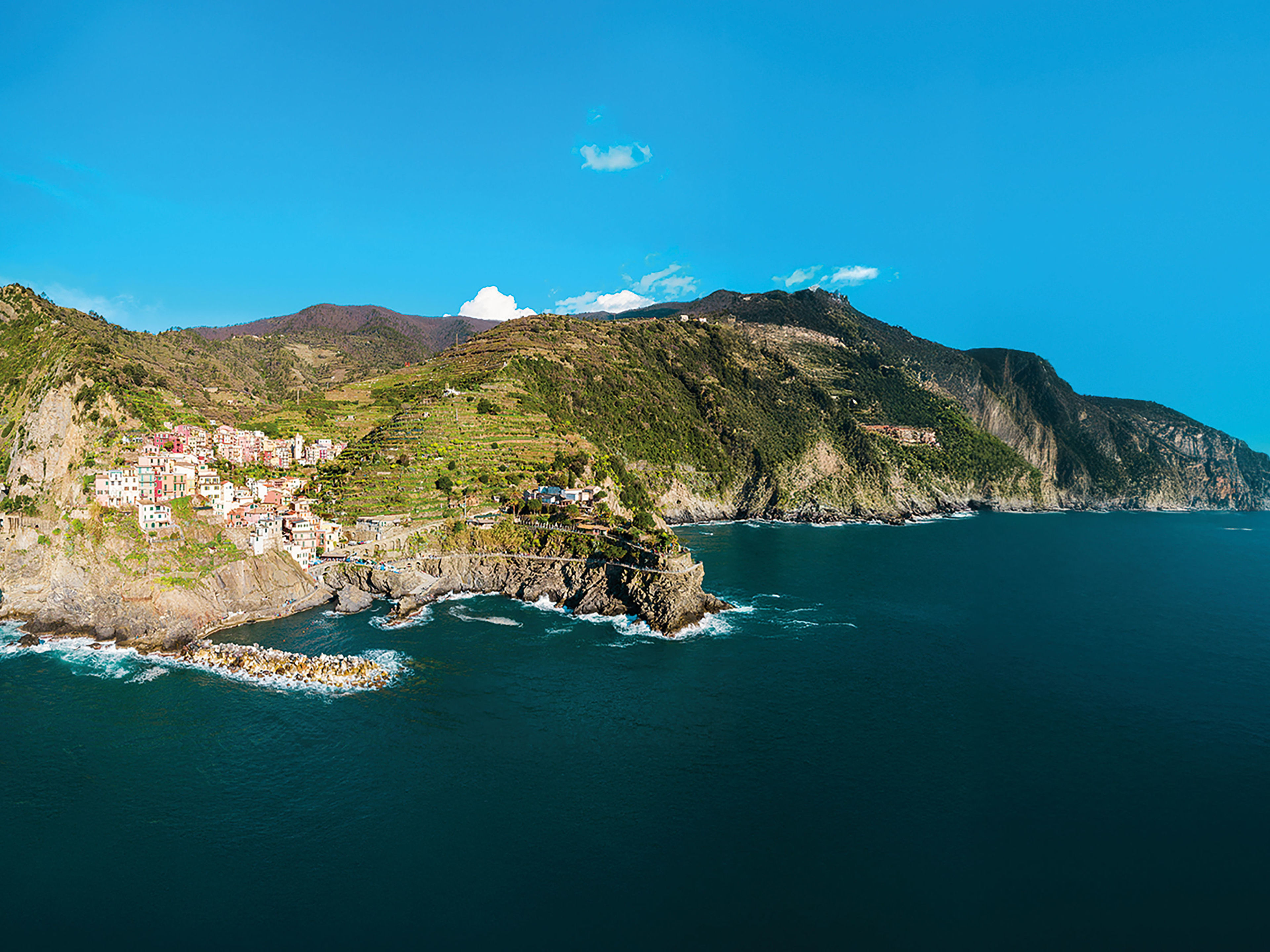 Küstenstadt Cinque Terre, bunte Häuser, blaues Meer, grüner Hügel. Küstenstadt Cinque Terre, bunte Häuser, blaues Meer, grüner Hügel.