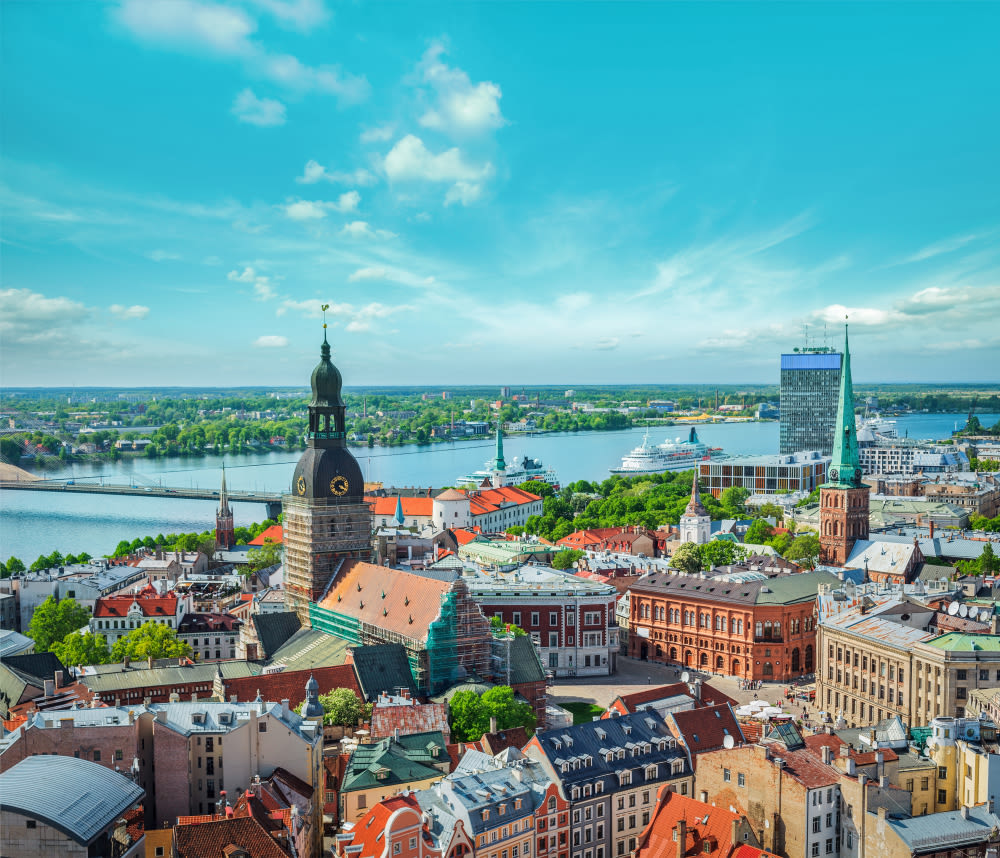Stadtansicht von Riga mit Fluss, Kreuzfahrtschiff und blauen Himmel. Stadtansicht von Riga mit Fluss, Kreuzfahrtschiff und blauen Himmel.