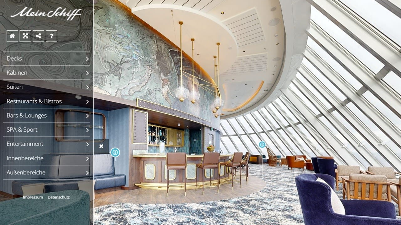 Moderne Lounge mit Bar, großen Fenstern, blauen und braunen Möbeln auf Kreuzfahrtschiff der Mein Schiff® Flotte.