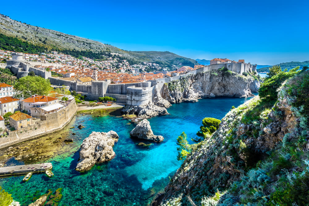 Mittelalterliche Stadtmauer von Dubrovnik, blaues Meer, sonniger Himmel. Mittelalterliche Stadtmauer von Dubrovnik, blaues Meer, sonniger Himmel.