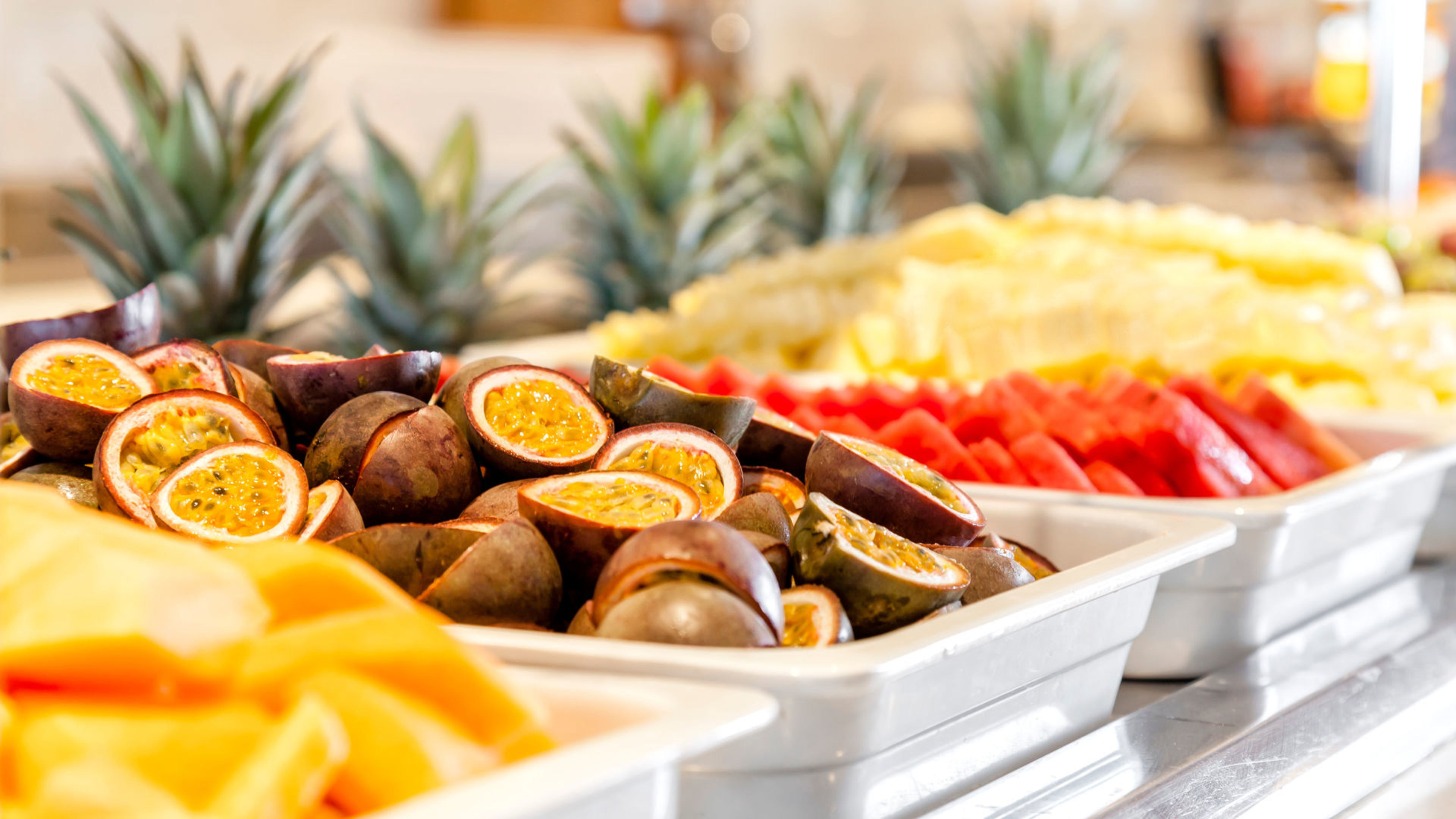 Frische tropische Früchte auf Buffet, Passionsfrucht, Ananas, Melone. Frische tropische Früchte auf Buffet, Passionsfrucht, Ananas, Melone.