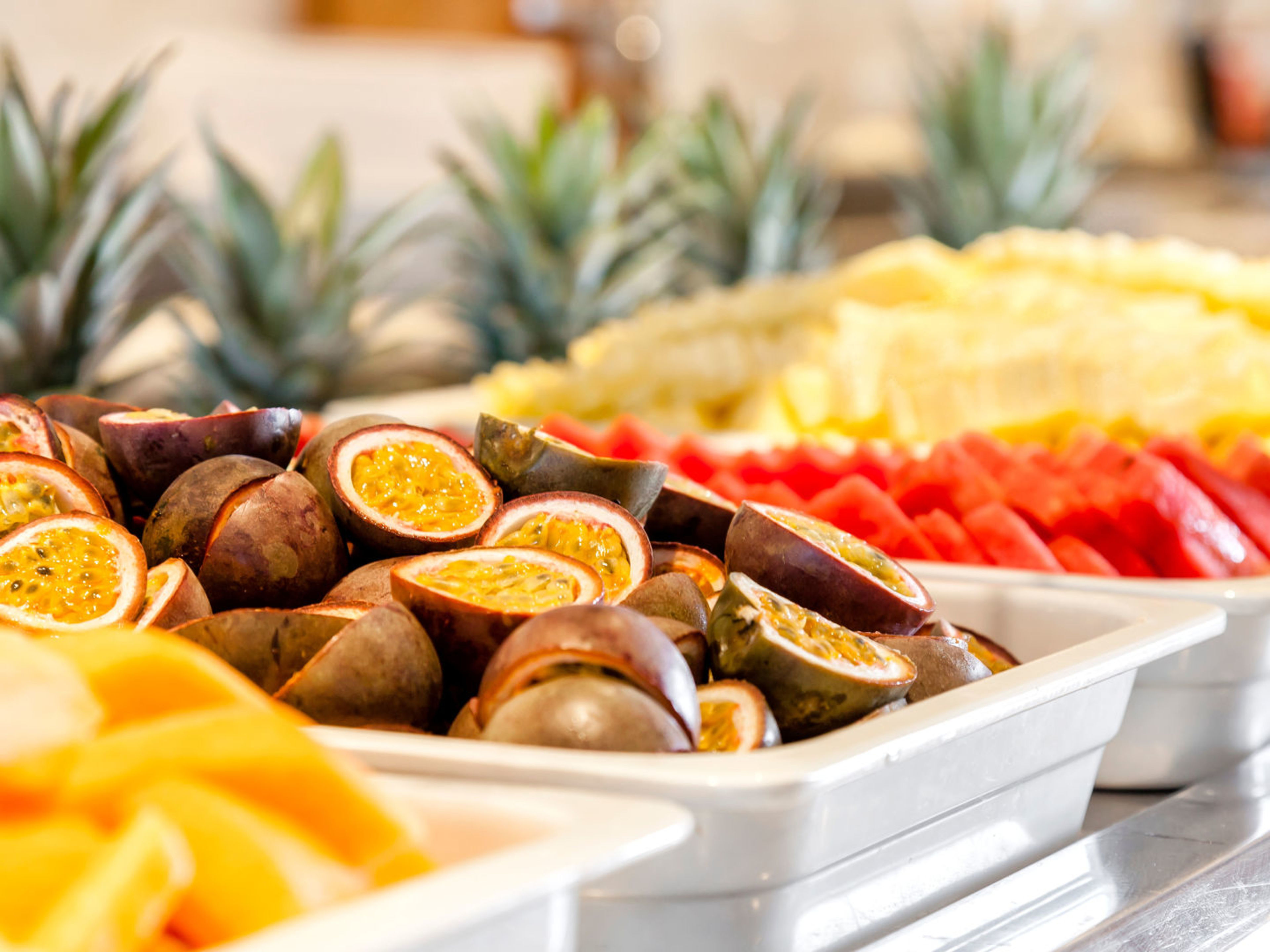 Frische tropische Früchte auf Buffet, Passionsfrucht, Ananas, Melone. Frische tropische Früchte auf Buffet, Passionsfrucht, Ananas, Melone.