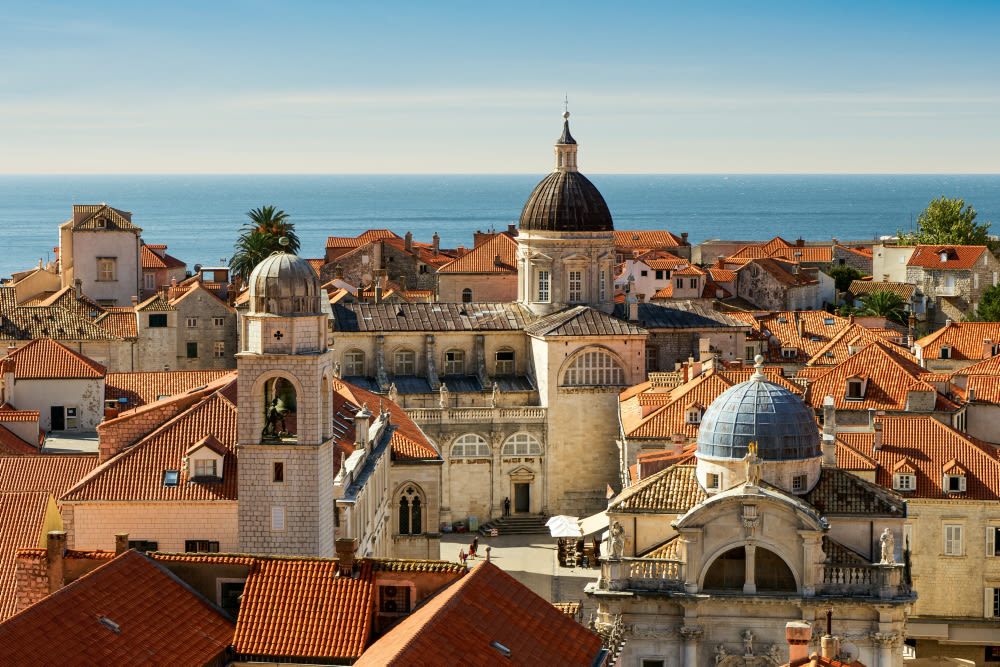 Rote Dächer und historische Gebäude in Dubrovnik, Meer im Hintergrund. Rote Dächer und historische Gebäude in Dubrovnik, Meer im Hintergrund.