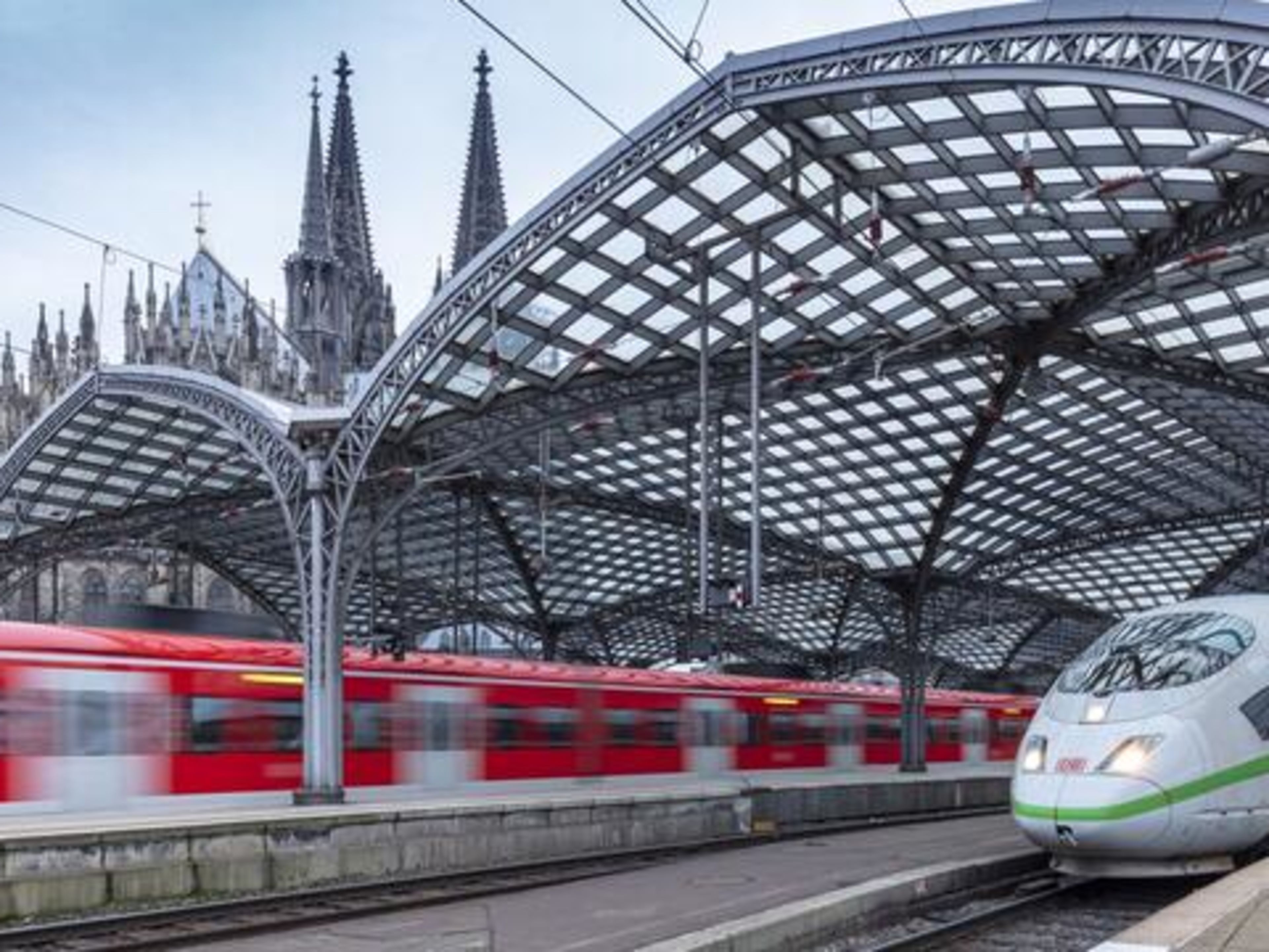 Kölner Dom, ICE-Zug und rote Regionalbahn am Bahnhof. Kölner Dom, ICE-Zug und rote Regionalbahn am Bahnhof.