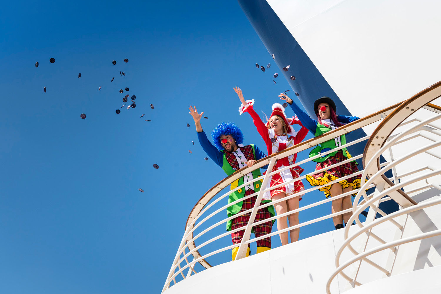 Clowns werfen Münzen von Kreuzfahrtschiff der Mein Schiff® Flotte.