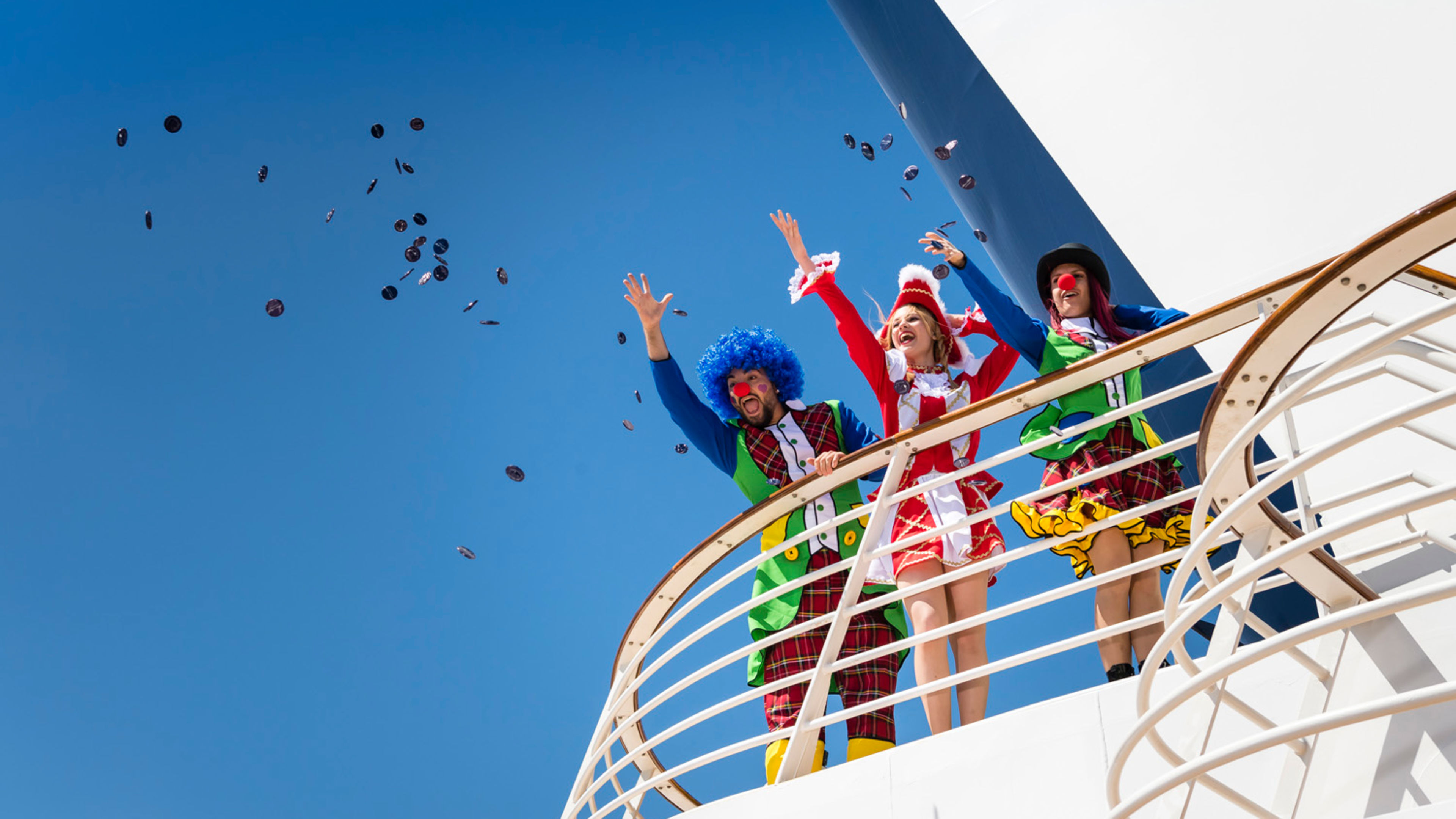 Clowns werfen Münzen von Kreuzfahrtschiff der Mein Schiff® Flotte. Clowns werfen Münzen von Kreuzfahrtschiff der Mein Schiff® Flotte.