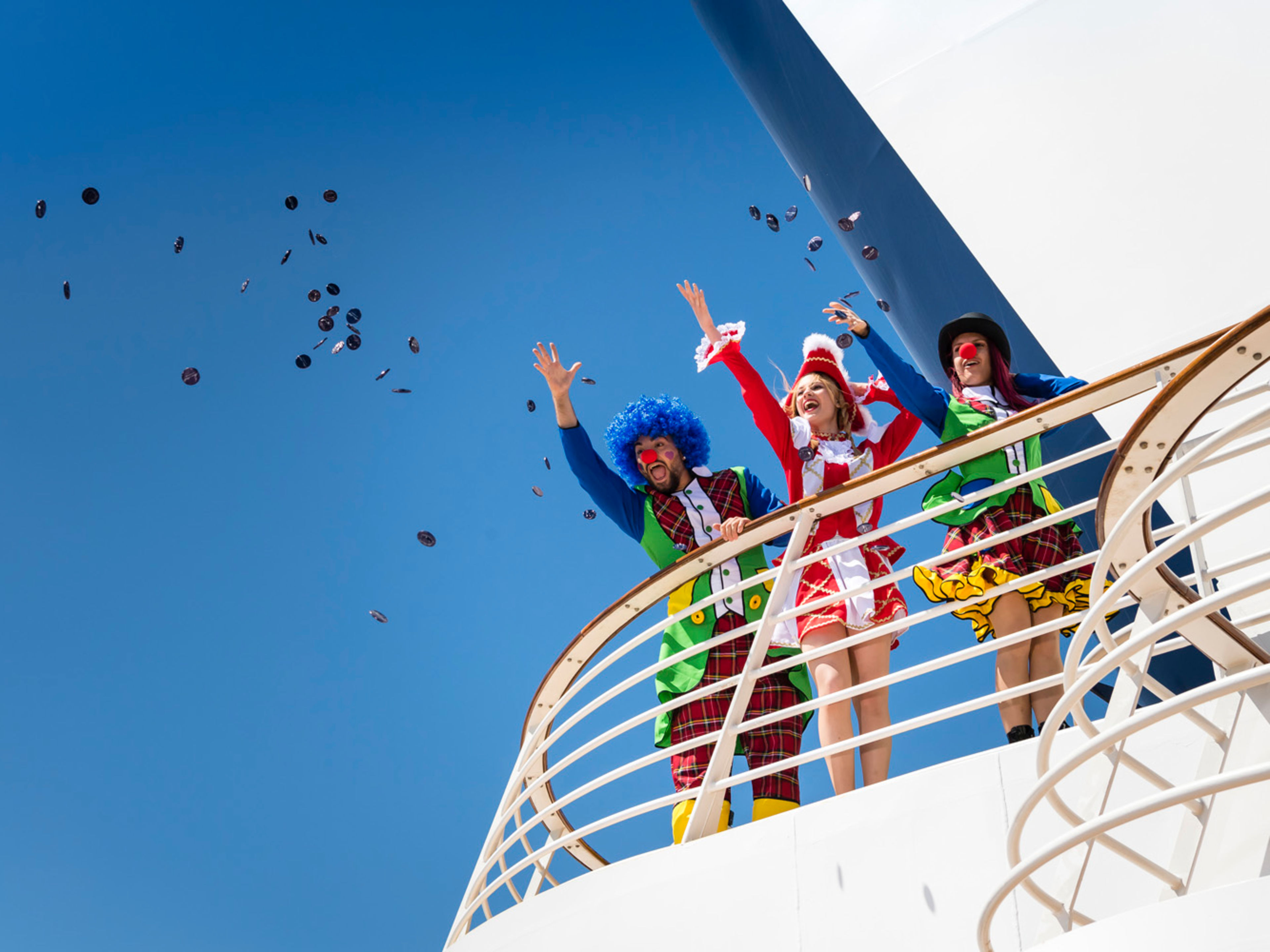 Clowns werfen Münzen von Kreuzfahrtschiff der Mein Schiff® Flotte. Clowns werfen Münzen von Kreuzfahrtschiff der Mein Schiff® Flotte.